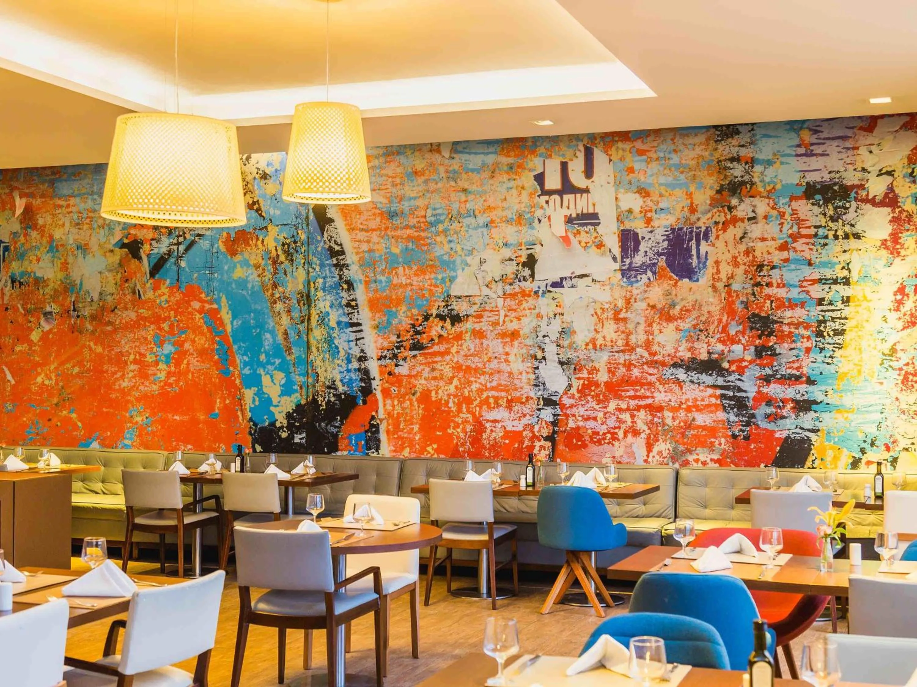 Restaurant/places to eat in Novotel Porto Alegre Airport