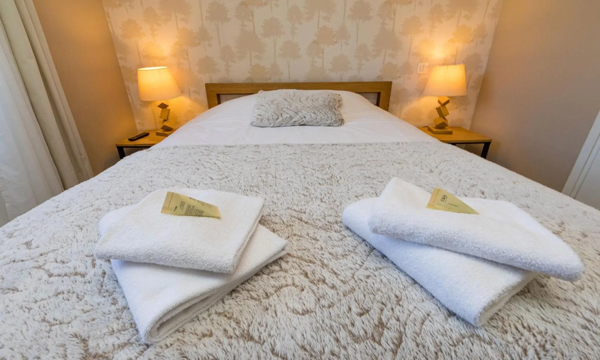 Bed in Hôtel Restaurant l'Aubergade