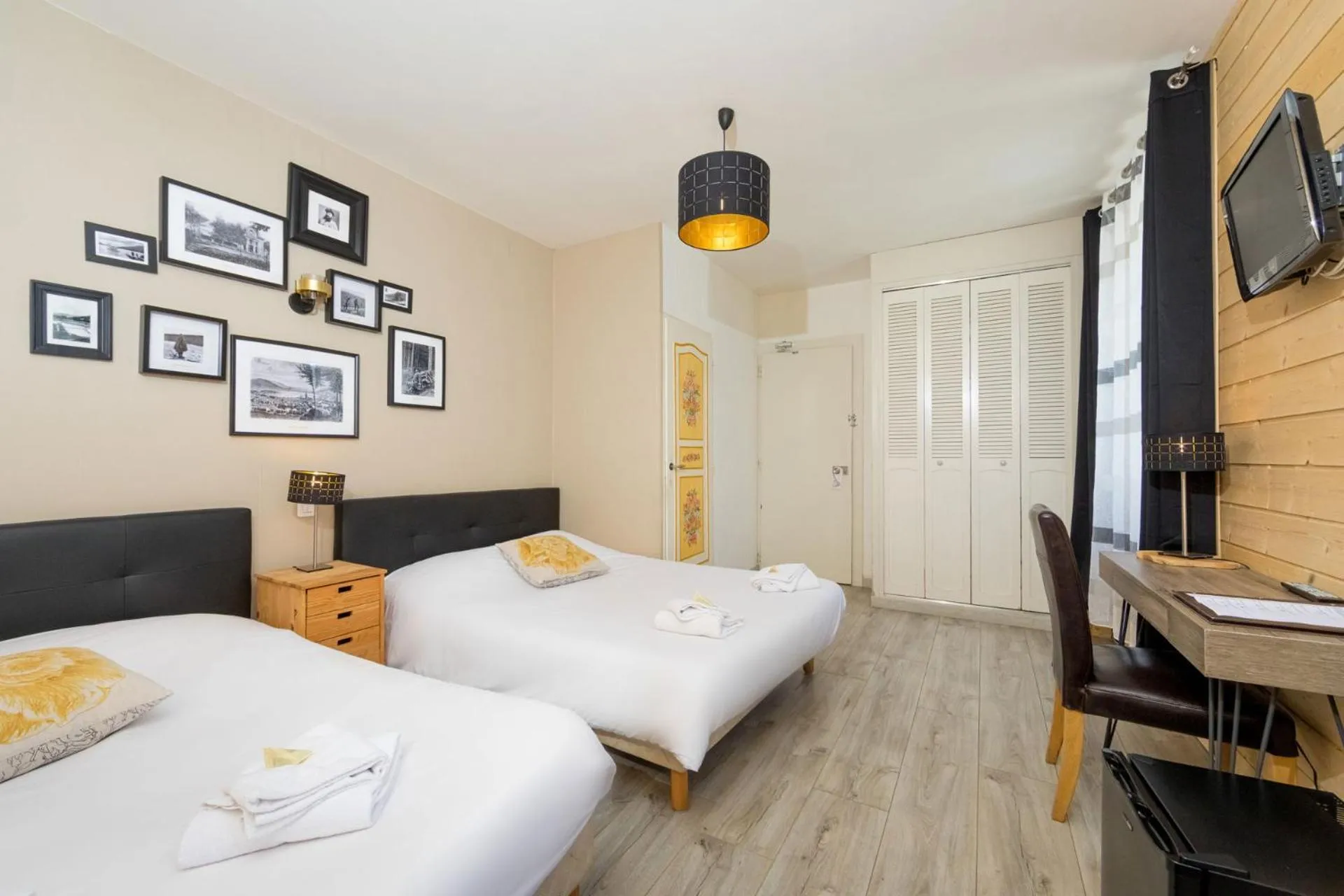 Photo of the whole room, Bed in Hôtel Restaurant l'Aubergade