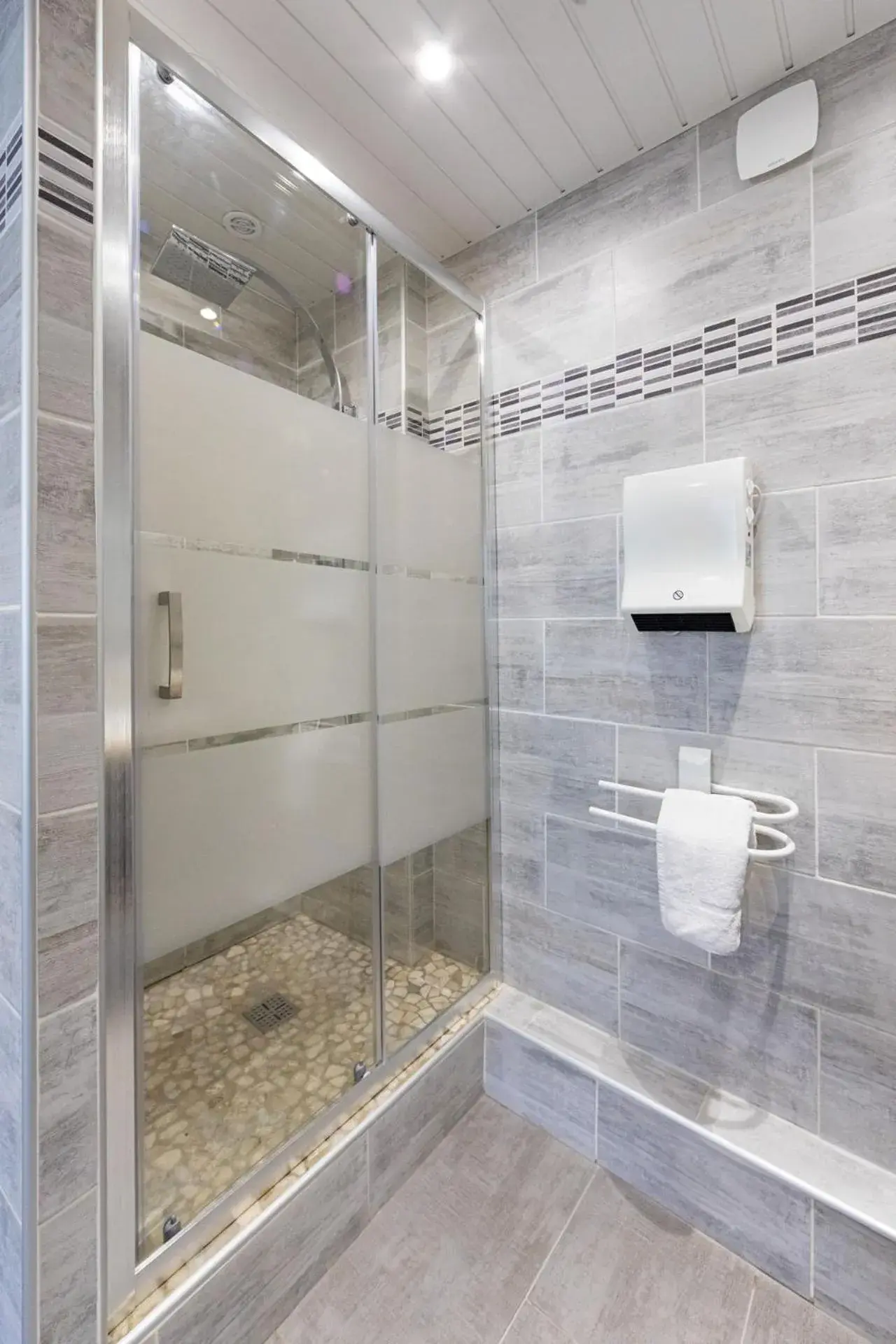 Bathroom in Hôtel Restaurant l'Aubergade Bathroom in Hôtel Restaurant l'Aubergade