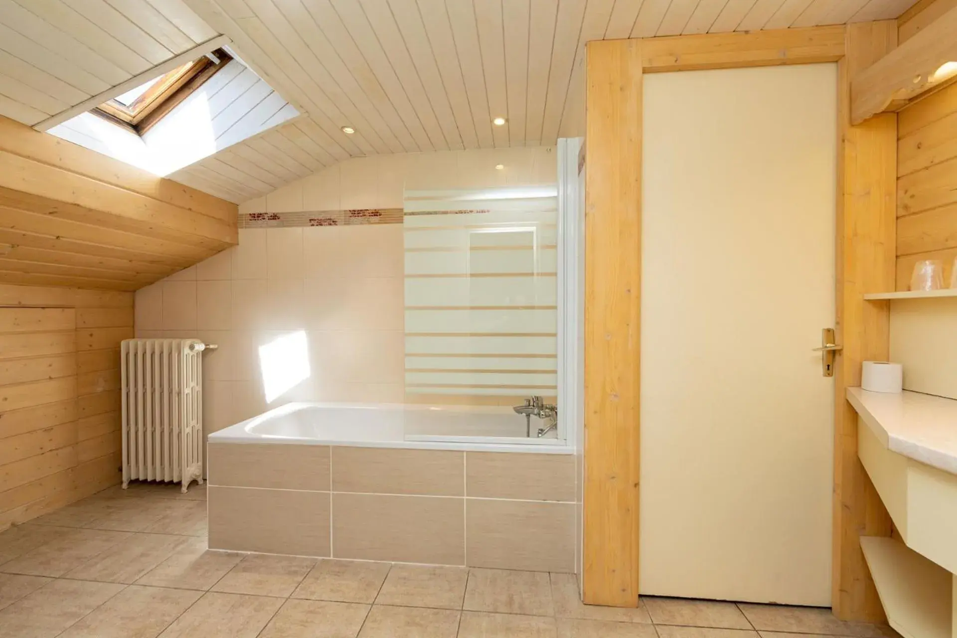 Bathroom in Hôtel Restaurant l'Aubergade Bathroom in Hôtel Restaurant l'Aubergade