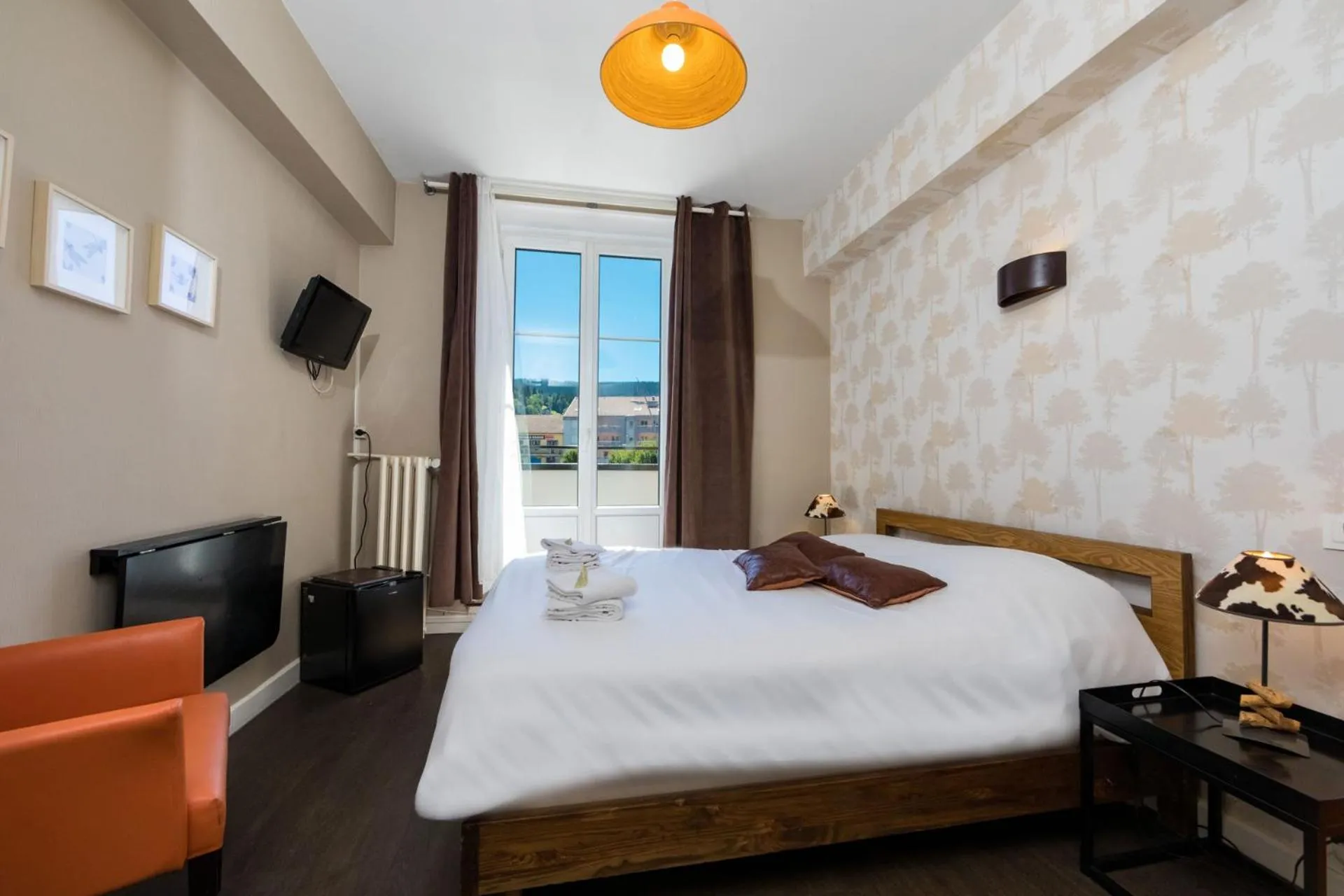 Photo of the whole room, Bed in Hôtel Restaurant l'Aubergade