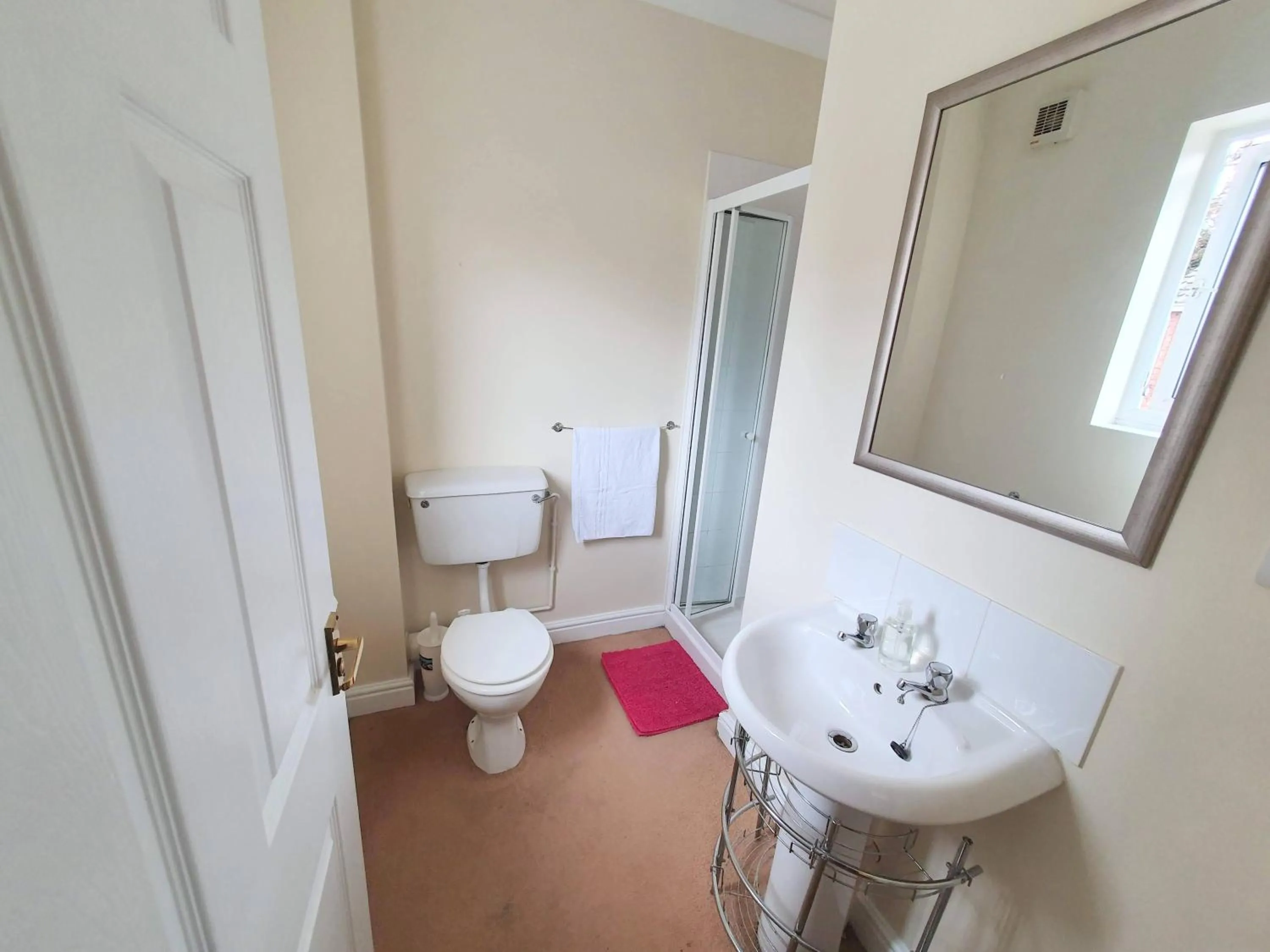 Shower in Friars Walk houses with 2 bedrooms, 2 bathrooms, fast Wi-Fi and private parking