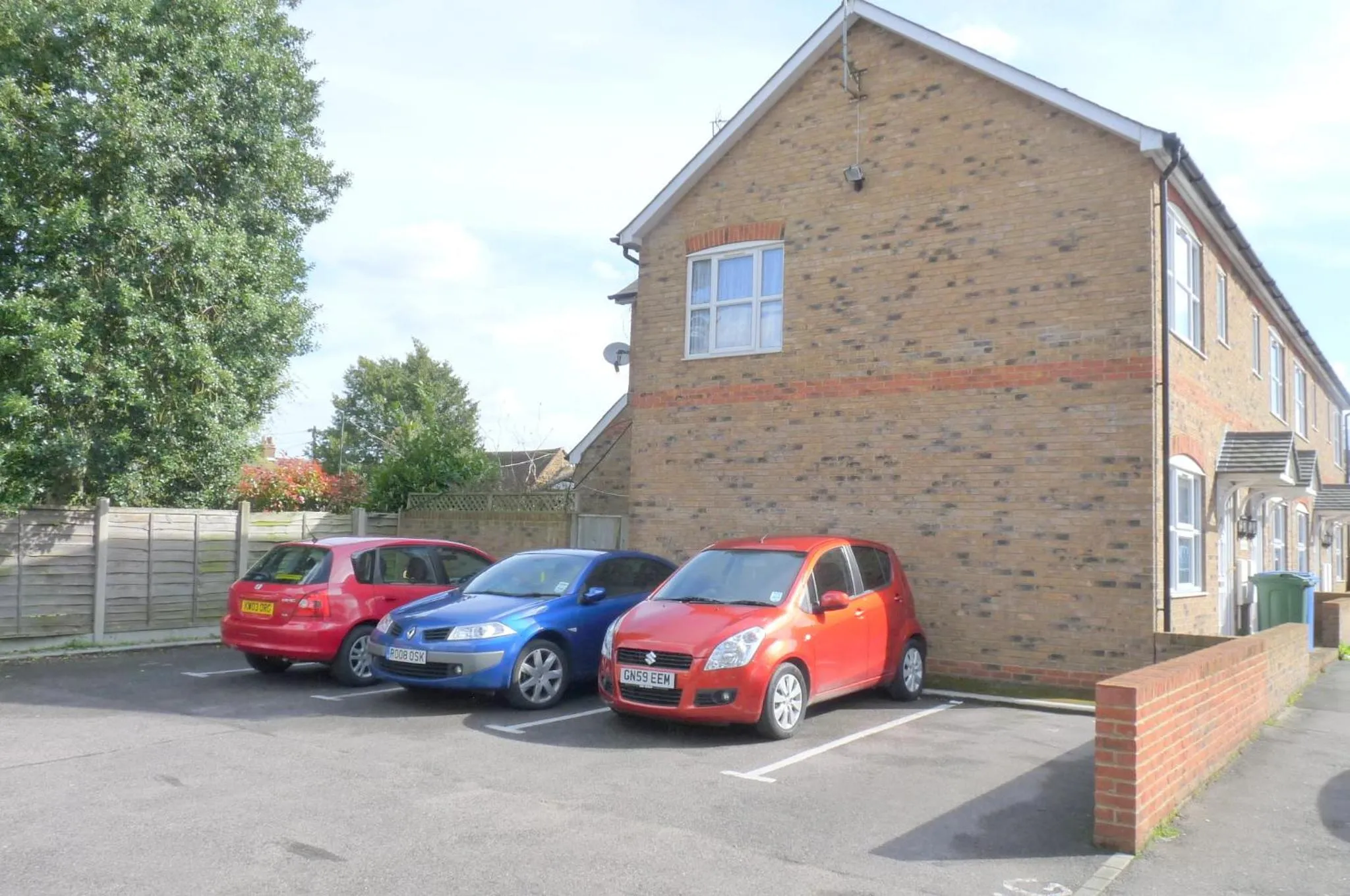 Property building in Friars Walk houses with 2 bedrooms, 2 bathrooms, fast Wi-Fi and private parking