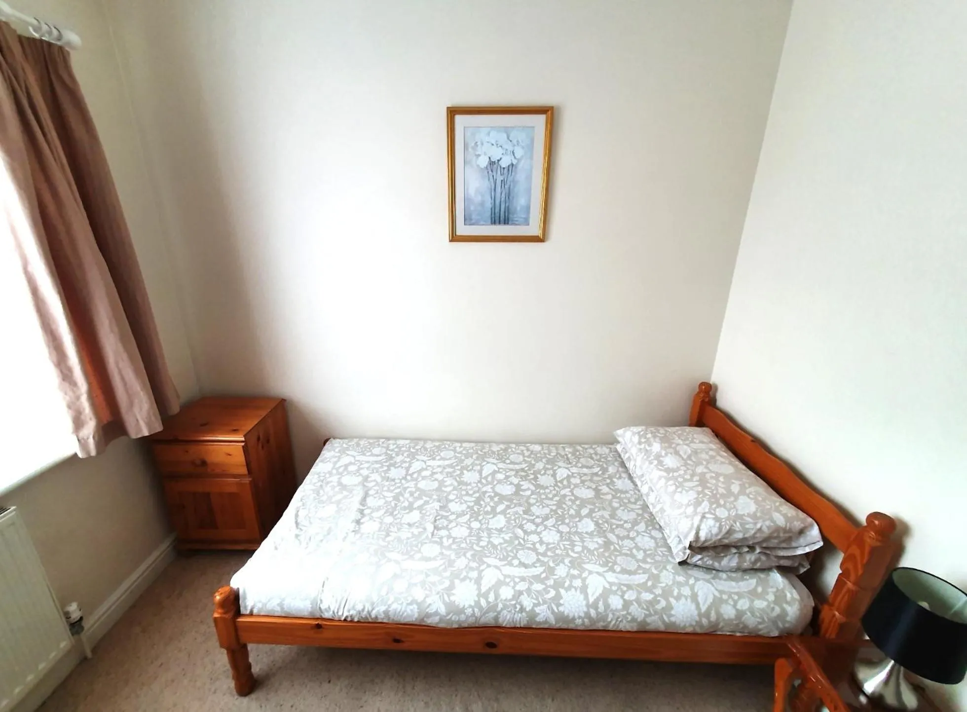 Bed in Friars Walk houses with 2 bedrooms, 2 bathrooms, fast Wi-Fi and private parking