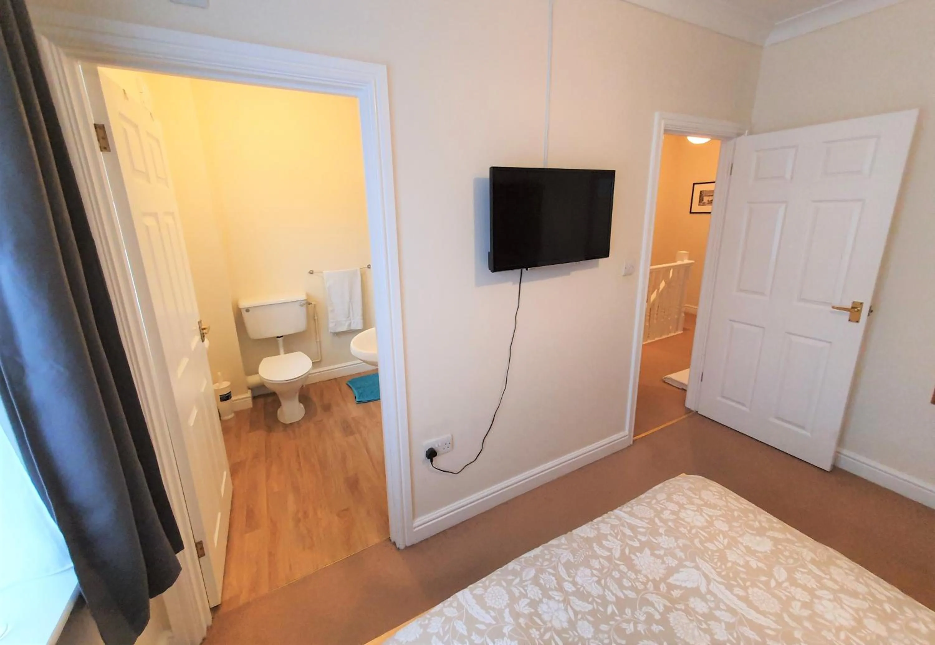 Toilet, Bed in Friars Walk houses with 2 bedrooms, 2 bathrooms, fast Wi-Fi and private parking