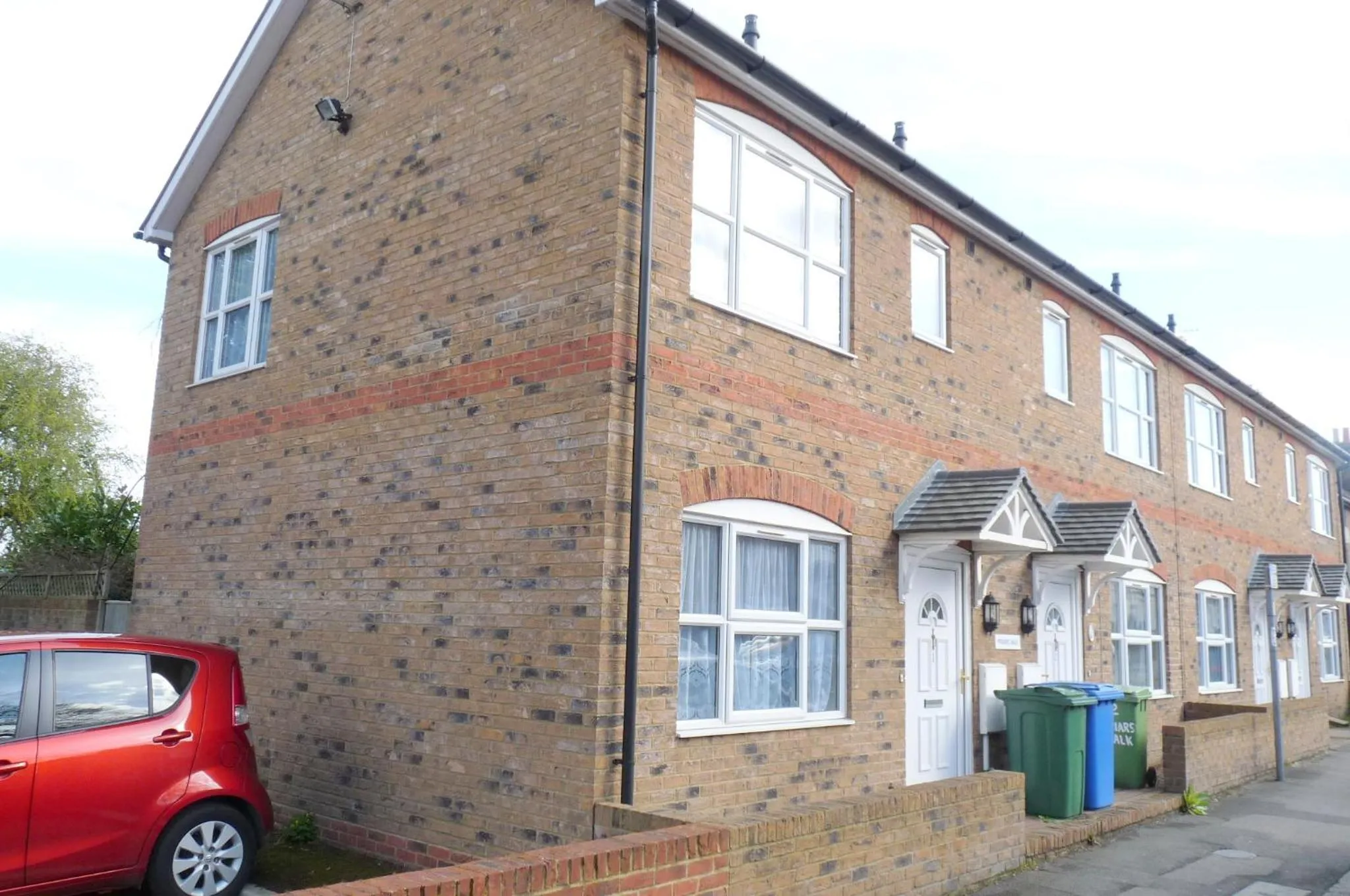 Property building in Friars Walk houses with 2 bedrooms, 2 bathrooms, fast Wi-Fi and private parking