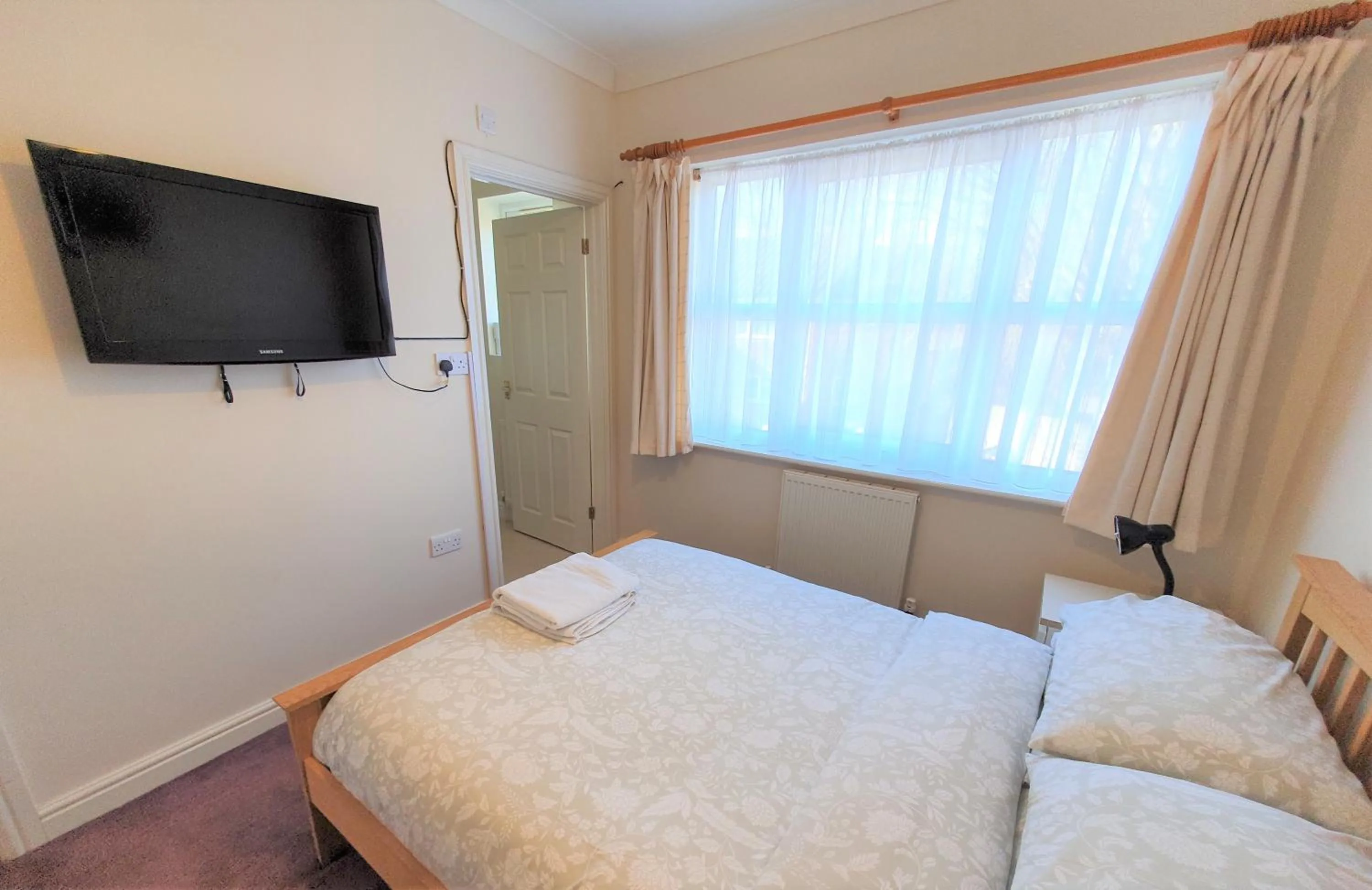 Bed in Friars Walk houses with 2 bedrooms, 2 bathrooms, fast Wi-Fi and private parking