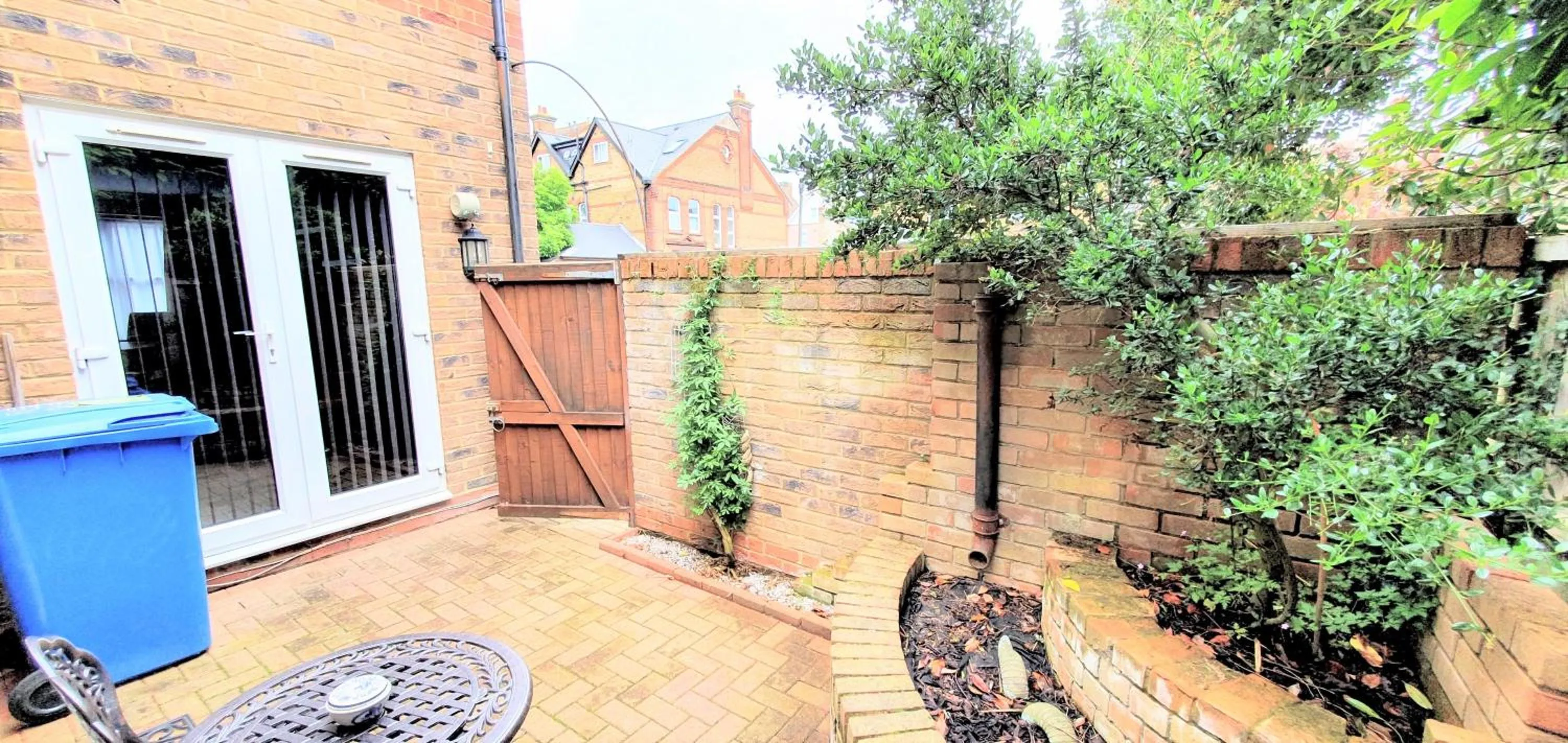 Patio in Friars Walk houses with 2 bedrooms, 2 bathrooms, fast Wi-Fi and private parking