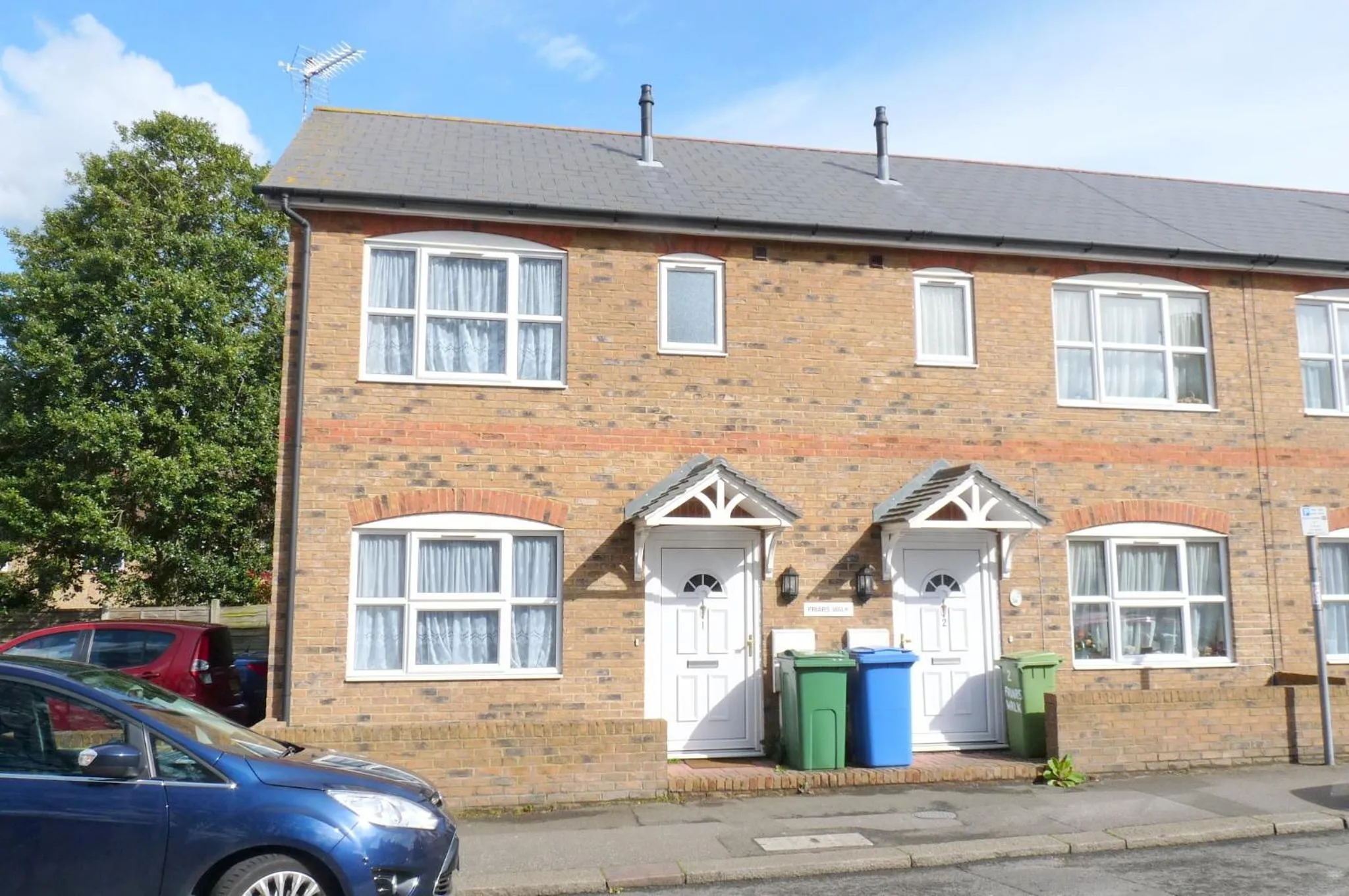 Property building in Friars Walk houses with 2 bedrooms, 2 bathrooms, fast Wi-Fi and private parking