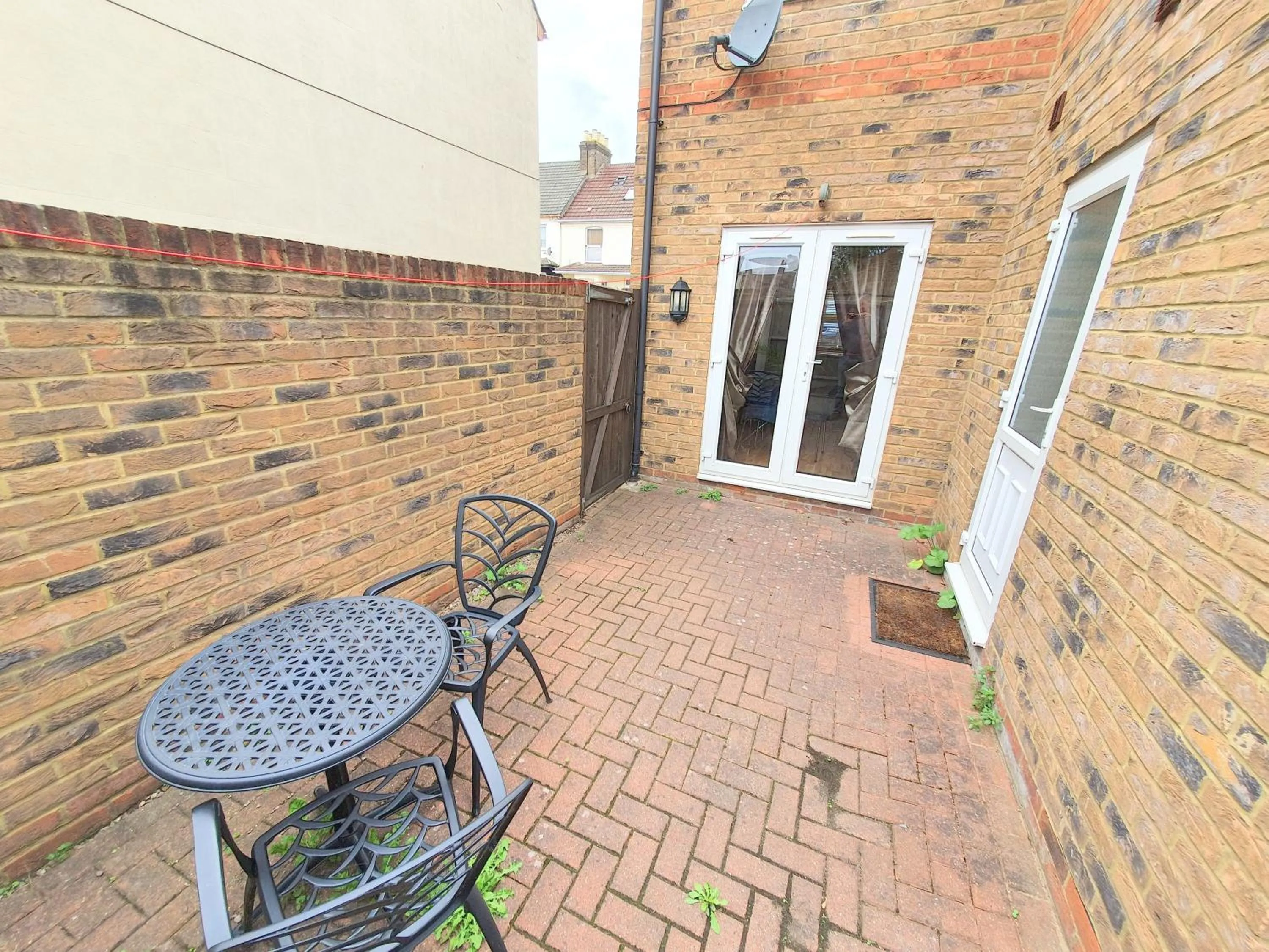 Property building in Friars Walk houses with 2 bedrooms, 2 bathrooms, fast Wi-Fi and private parking