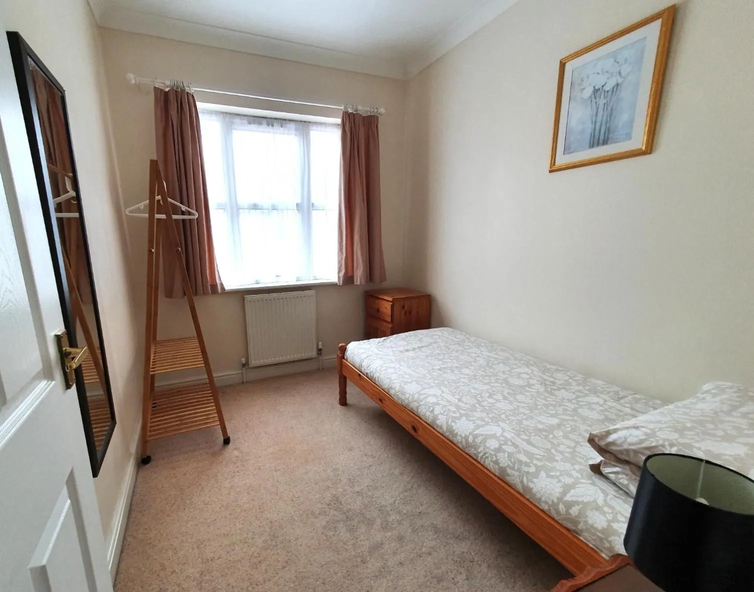 Bed in Friars Walk houses with 2 bedrooms, 2 bathrooms, fast Wi-Fi and private parking
