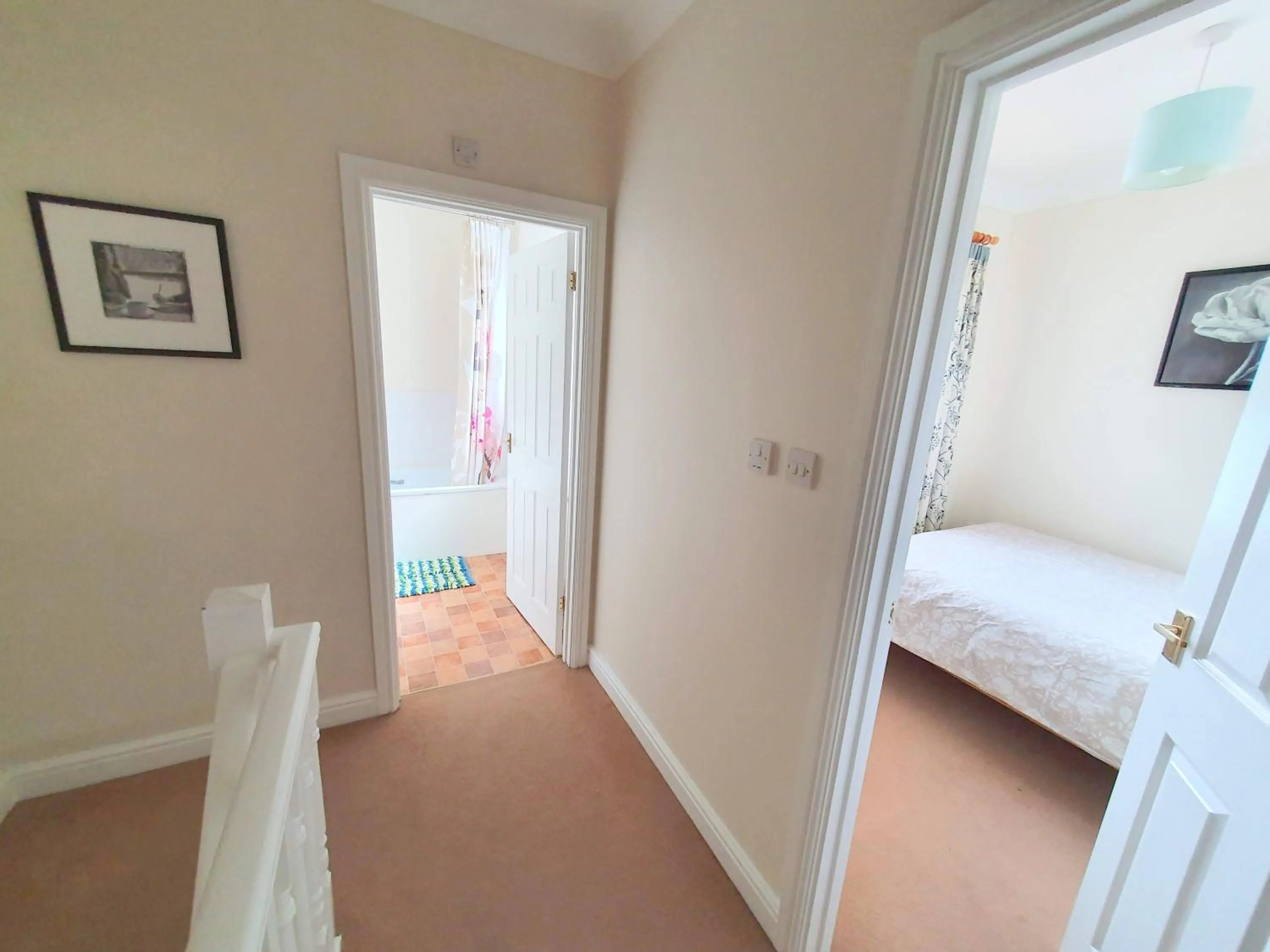 Bathroom, Bed in Friars Walk houses with 2 bedrooms, 2 bathrooms, fast Wi-Fi and private parking