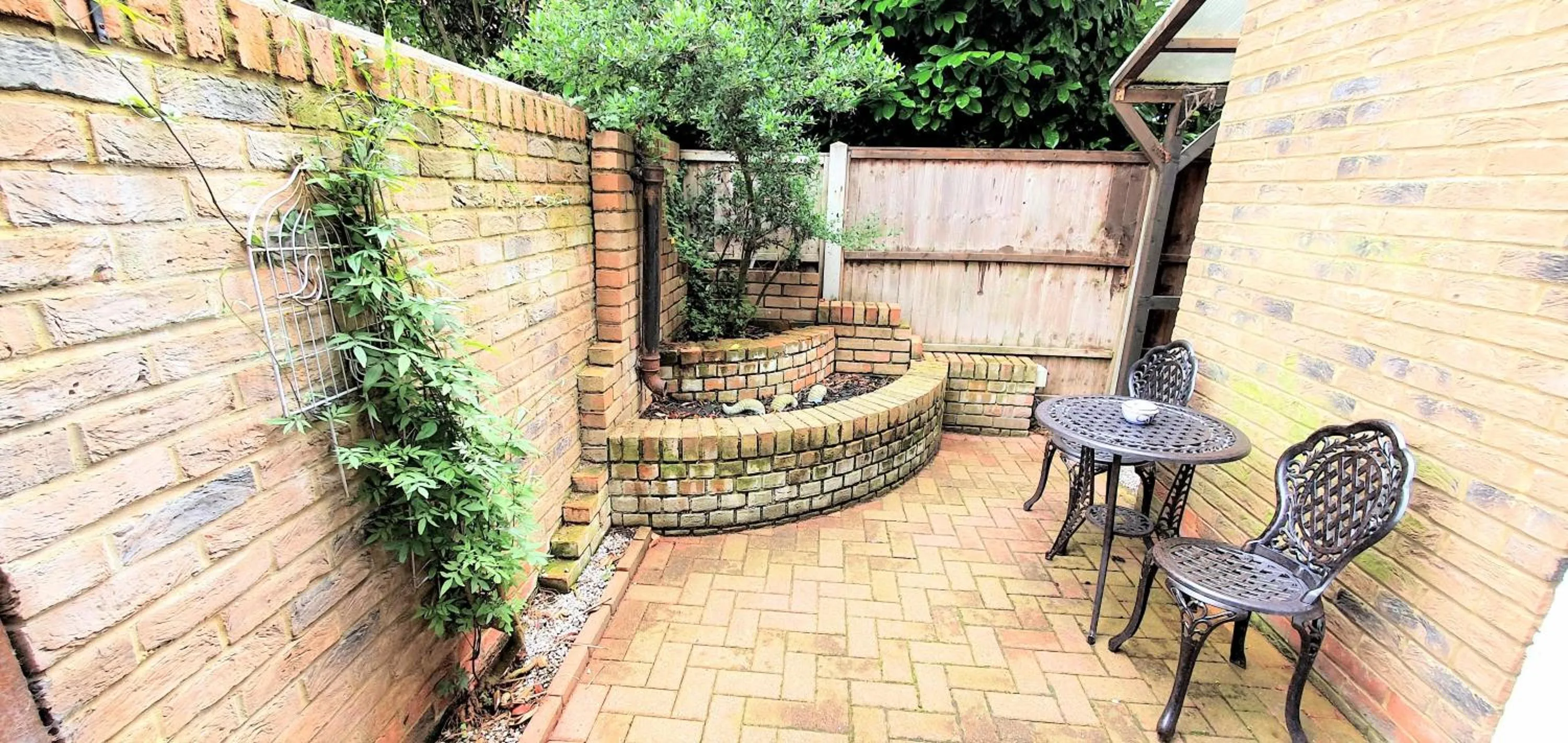 Patio in Friars Walk houses with 2 bedrooms, 2 bathrooms, fast Wi-Fi and private parking