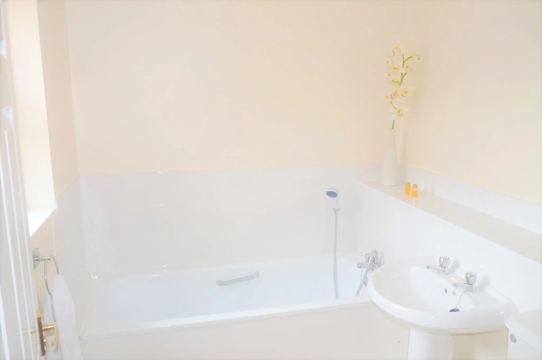 Shower in Friars Walk houses with 2 bedrooms, 2 bathrooms, fast Wi-Fi and private parking