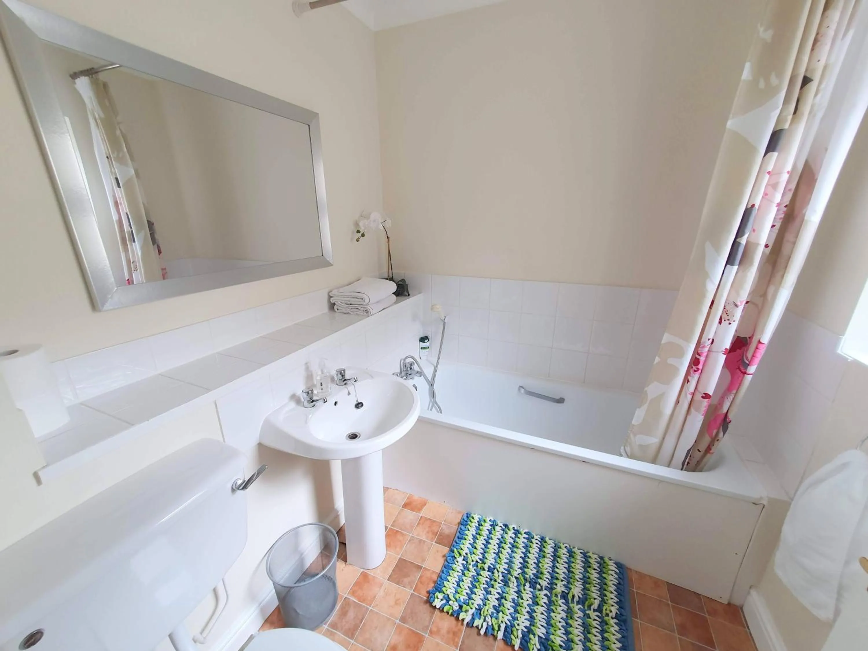 Shower in Friars Walk houses with 2 bedrooms, 2 bathrooms, fast Wi-Fi and private parking