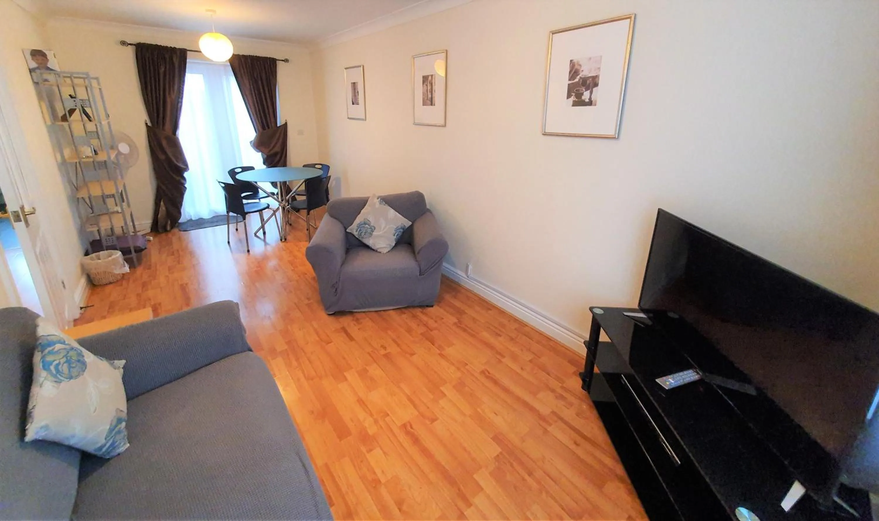 TV and multimedia in Friars Walk houses with 2 bedrooms, 2 bathrooms, fast Wi-Fi and private parking