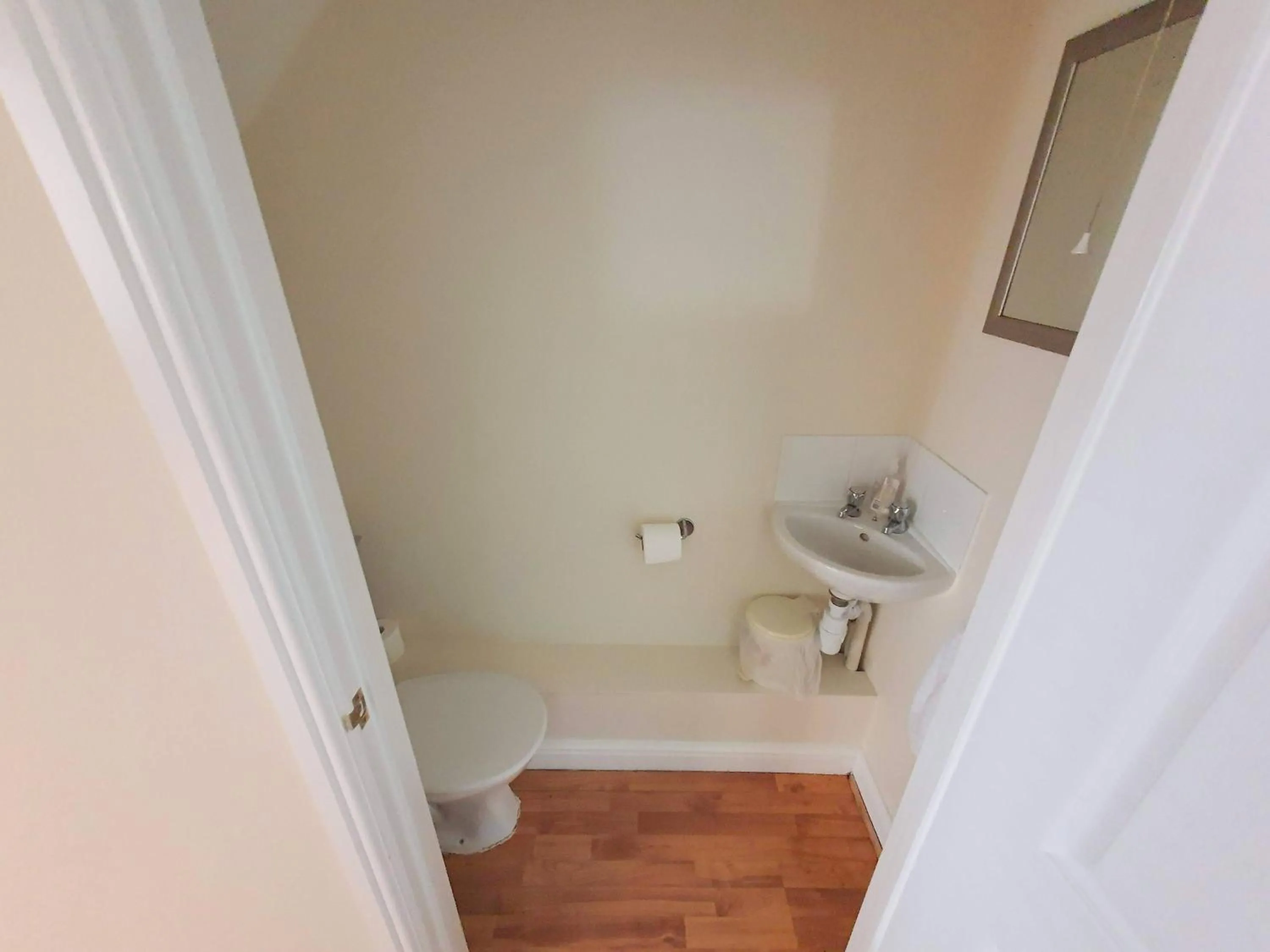Toilet in Friars Walk houses with 2 bedrooms, 2 bathrooms, fast Wi-Fi and private parking
