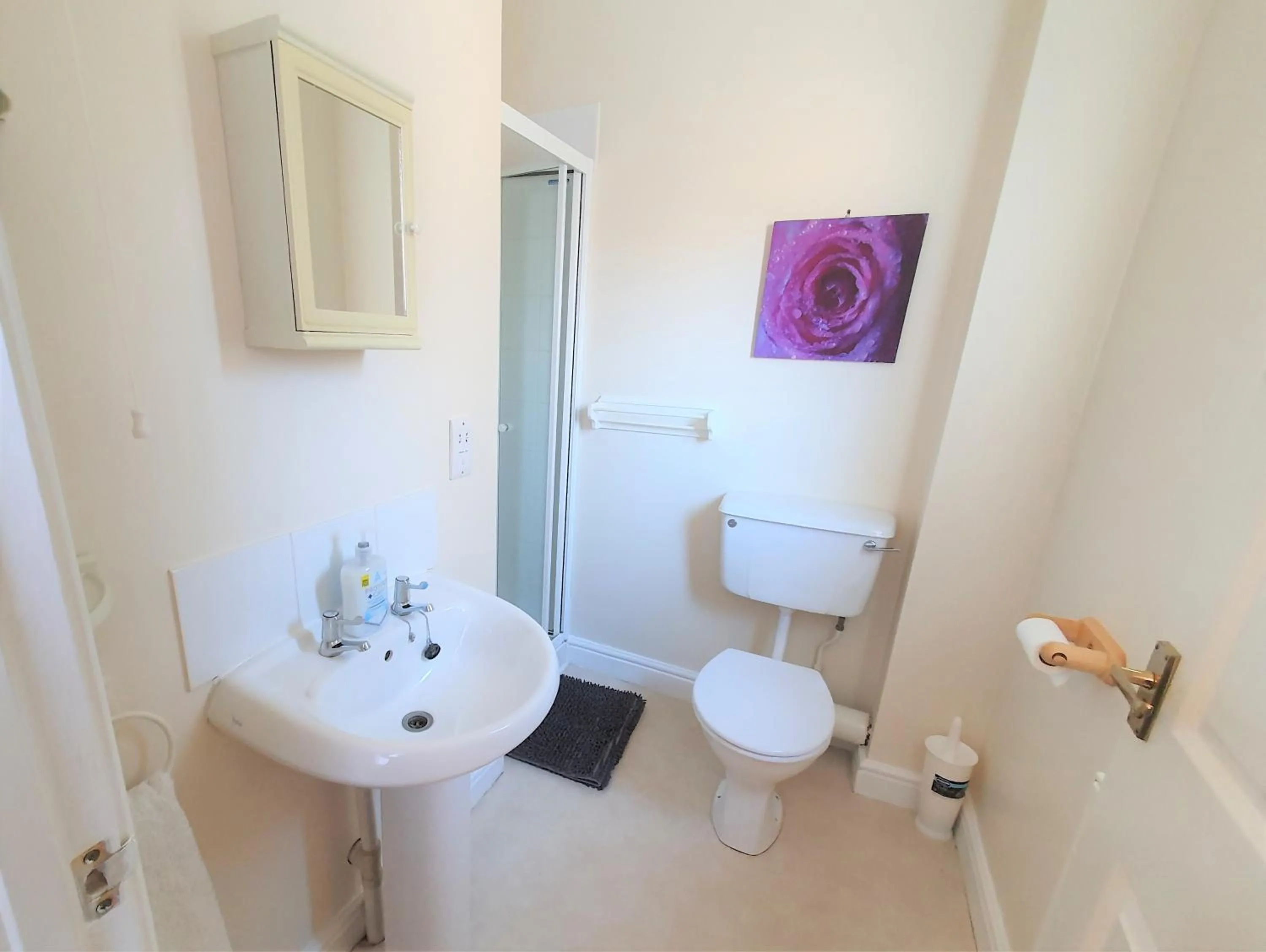 Shower in Friars Walk houses with 2 bedrooms, 2 bathrooms, fast Wi-Fi and private parking