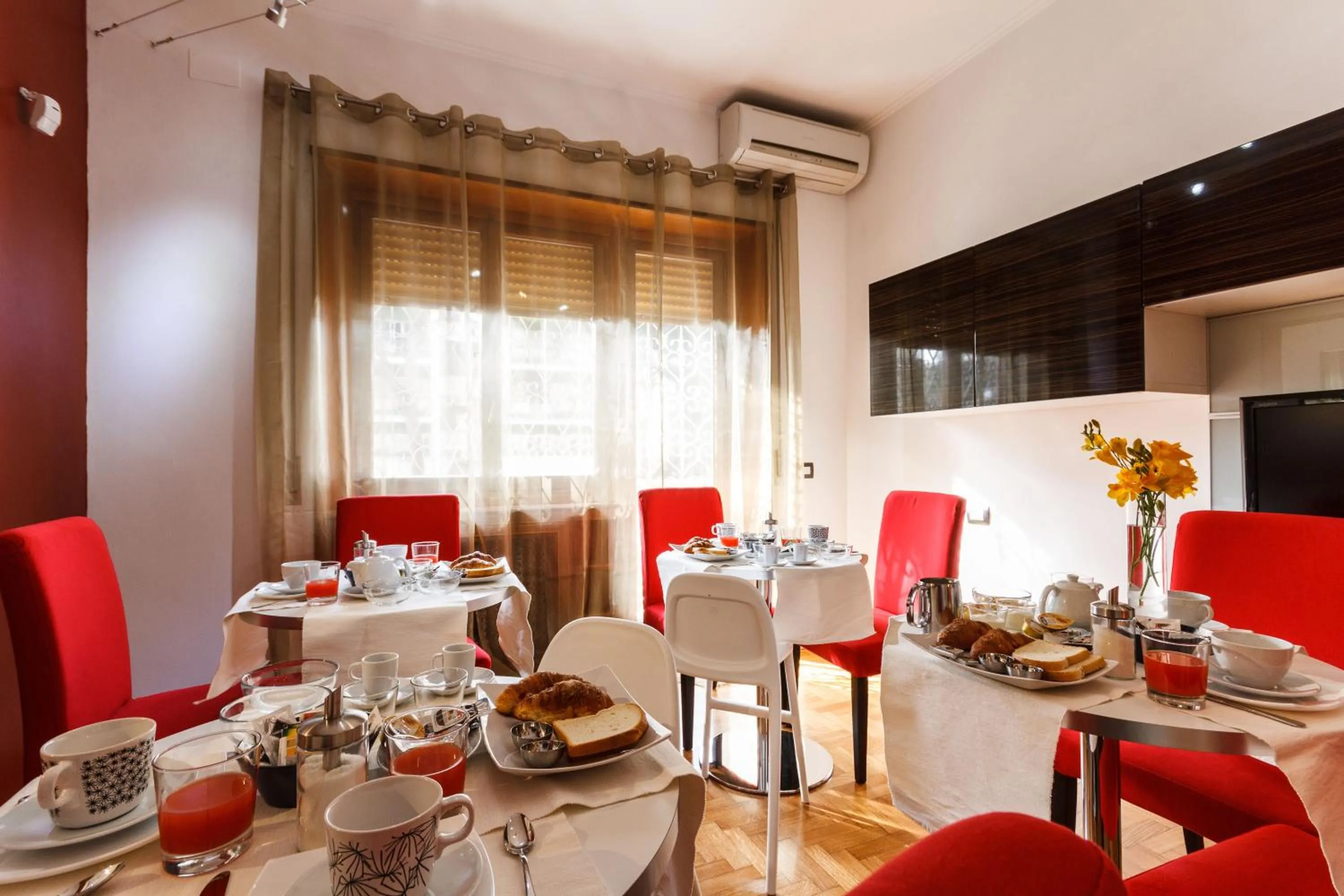 Restaurant/places to eat in L'Angolo Cortese