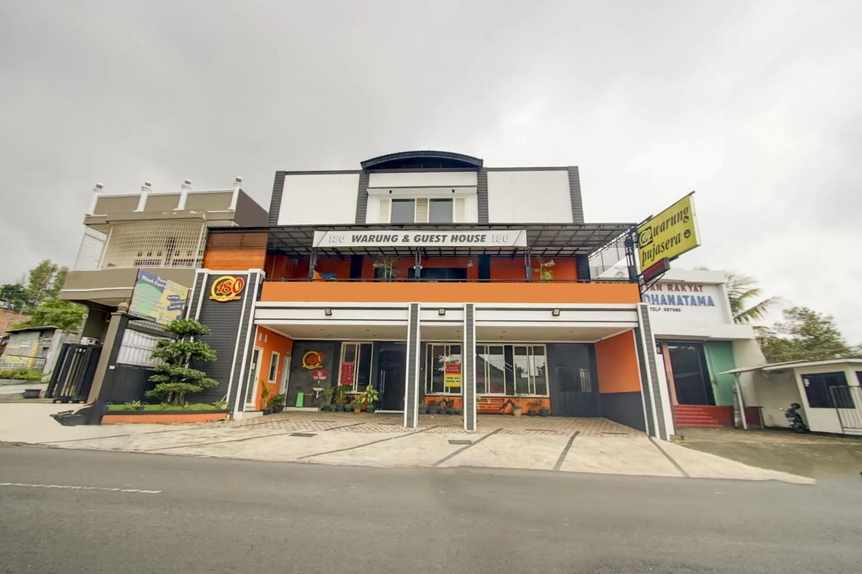 Facade/entrance in Capital O 90151 Guest House 180