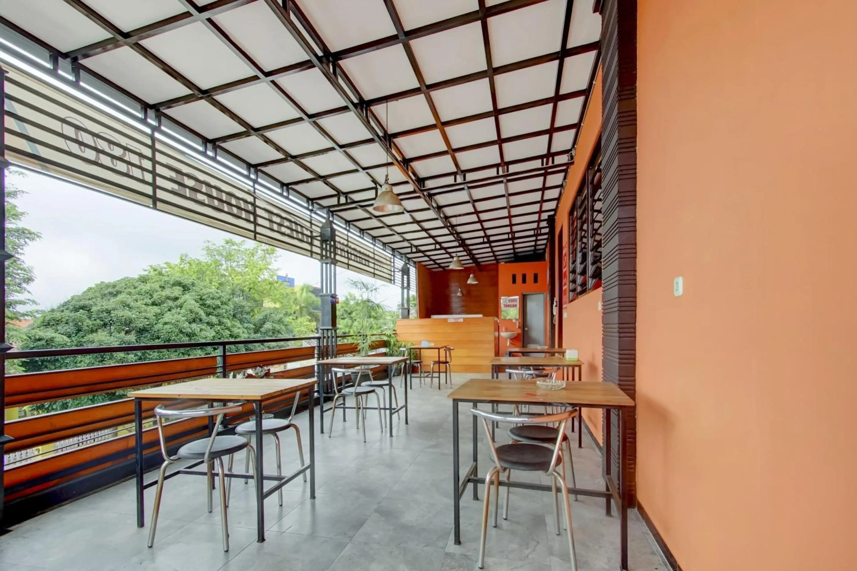 Restaurant/places to eat in Capital O 90151 Guest House 180