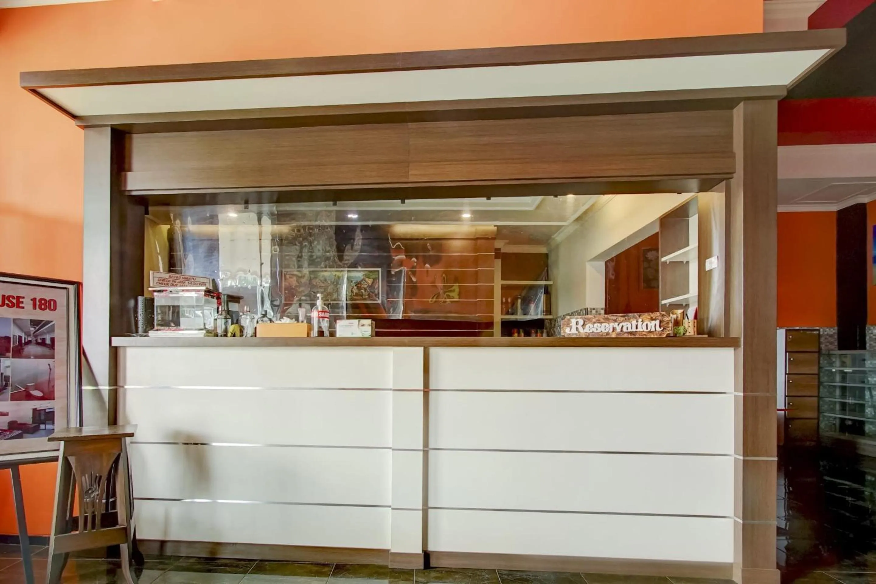 Lobby or reception in Capital O 90151 Guest House 180