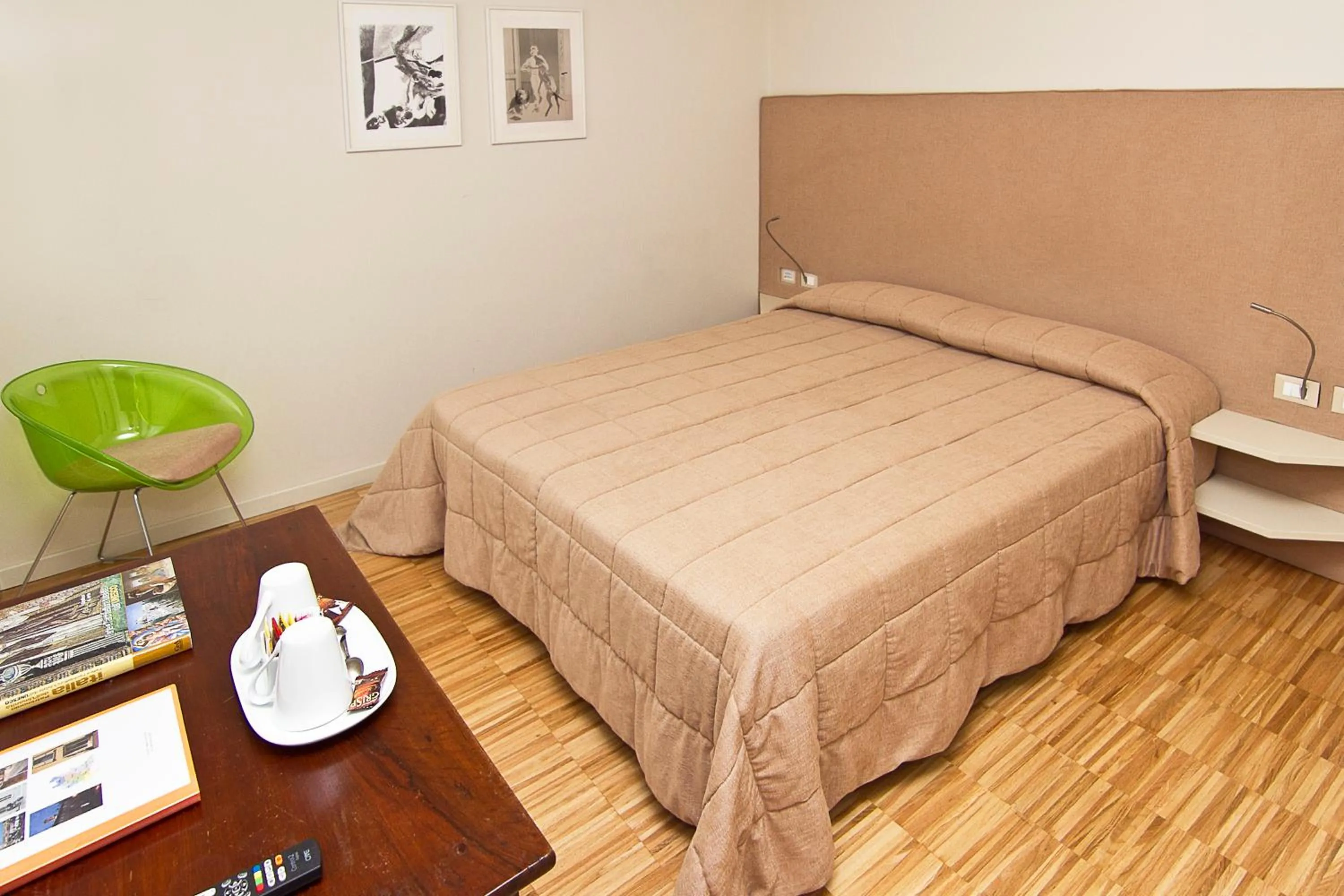 Bedroom, Bed in Stile Libero