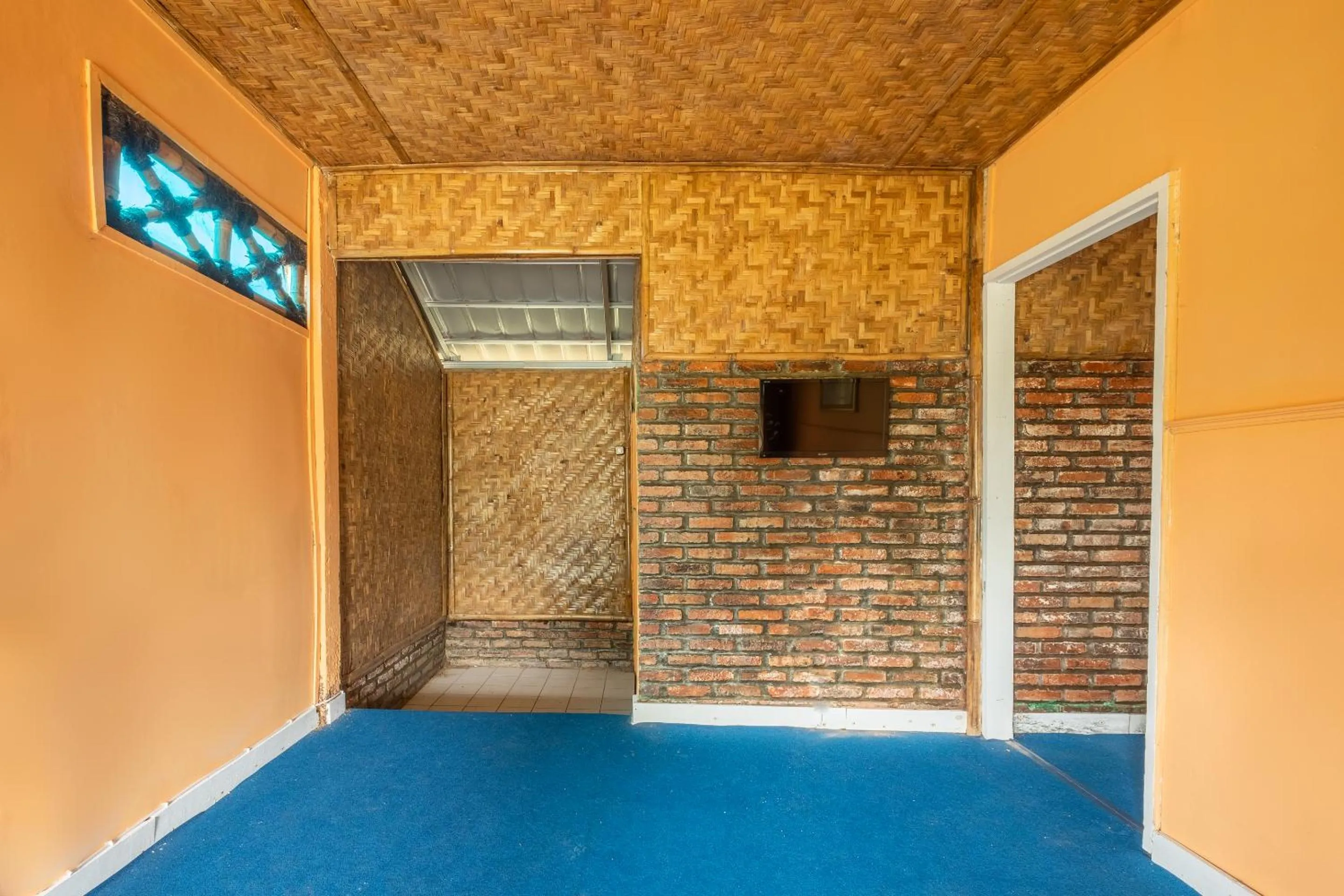 TV and multimedia in RedDoorz Plus At Grand Yustik Sukabumi