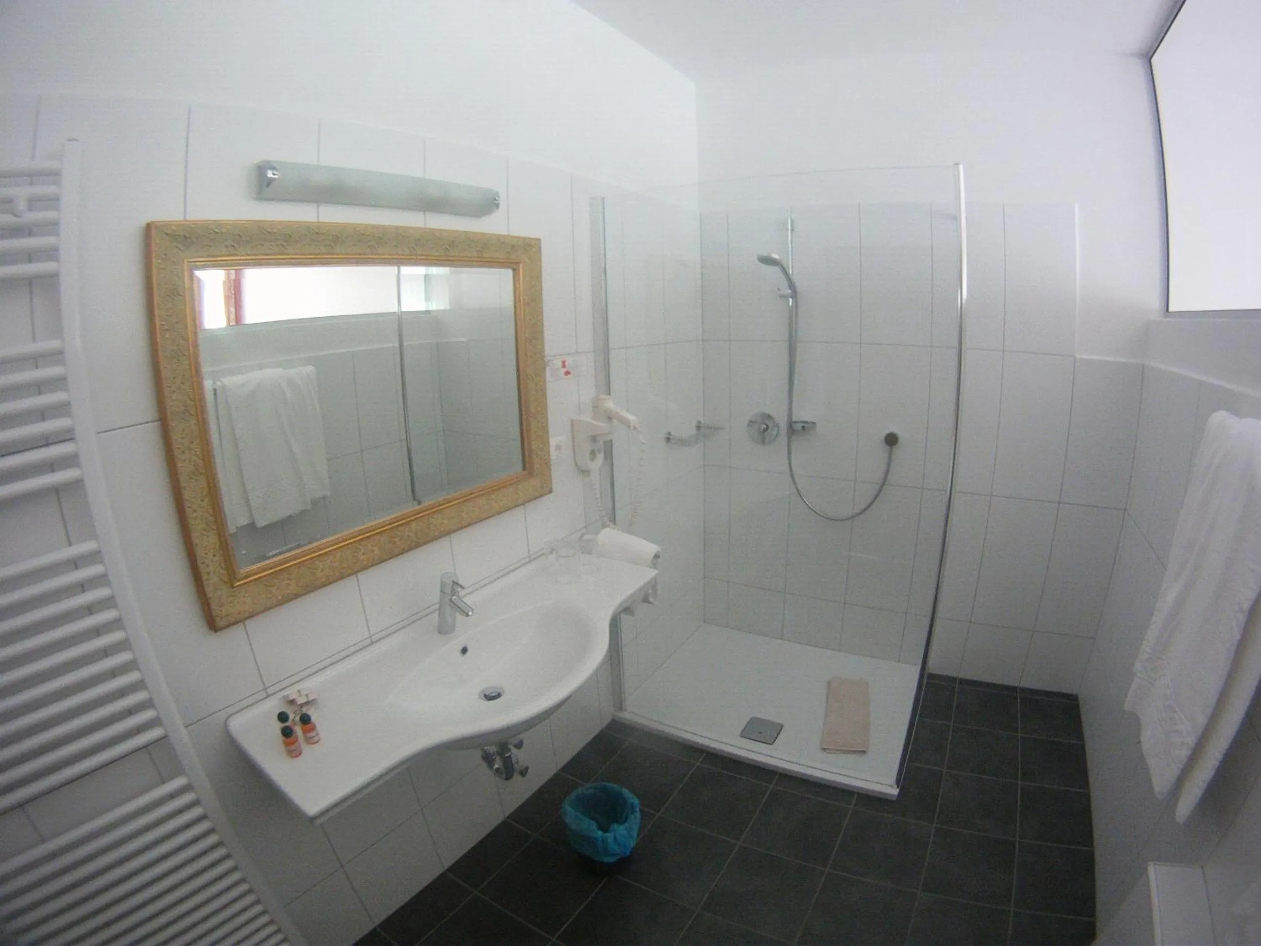 Bathroom in Parkhotel Post