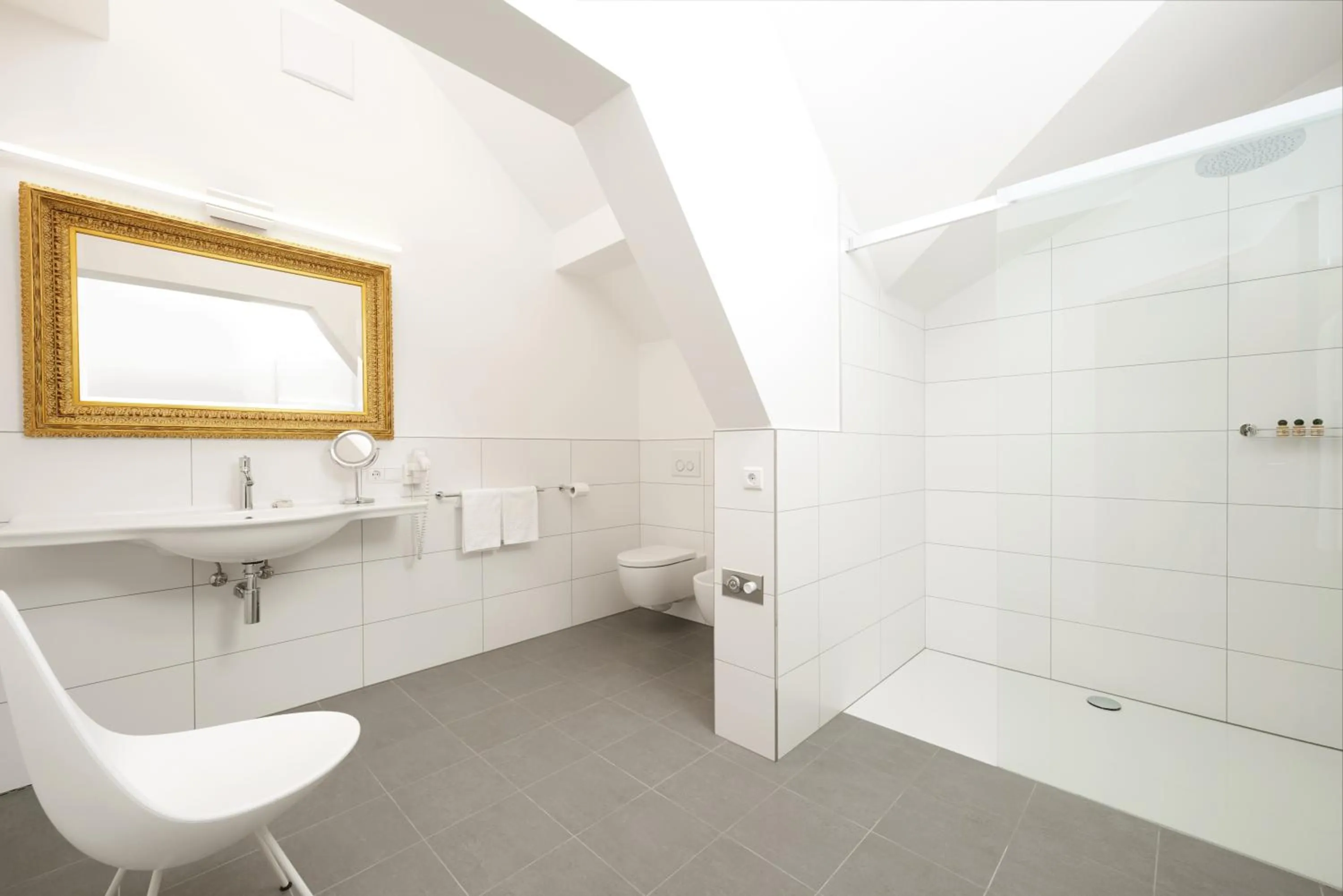 Bathroom in Parkhotel Post