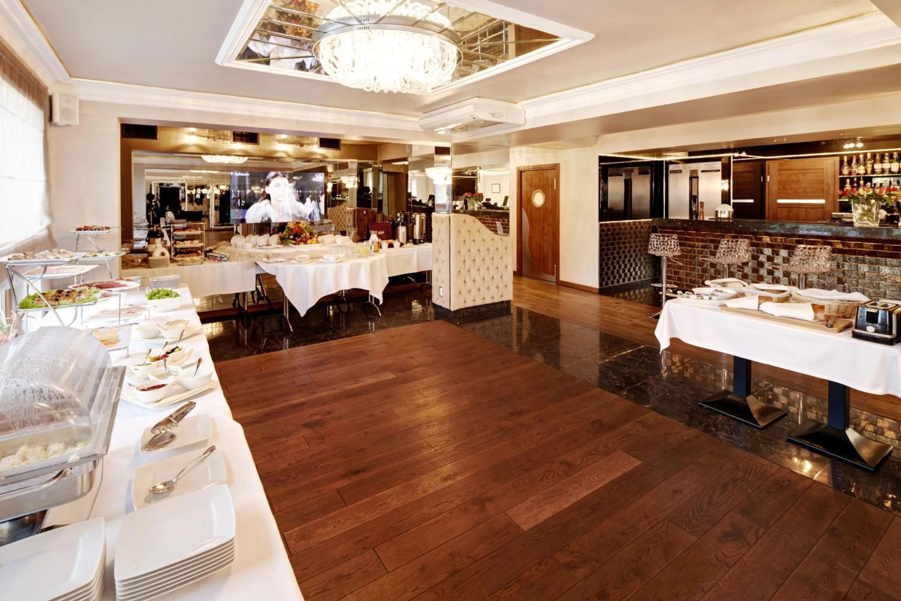 Restaurant/places to eat in M Hotel Sosnowiec