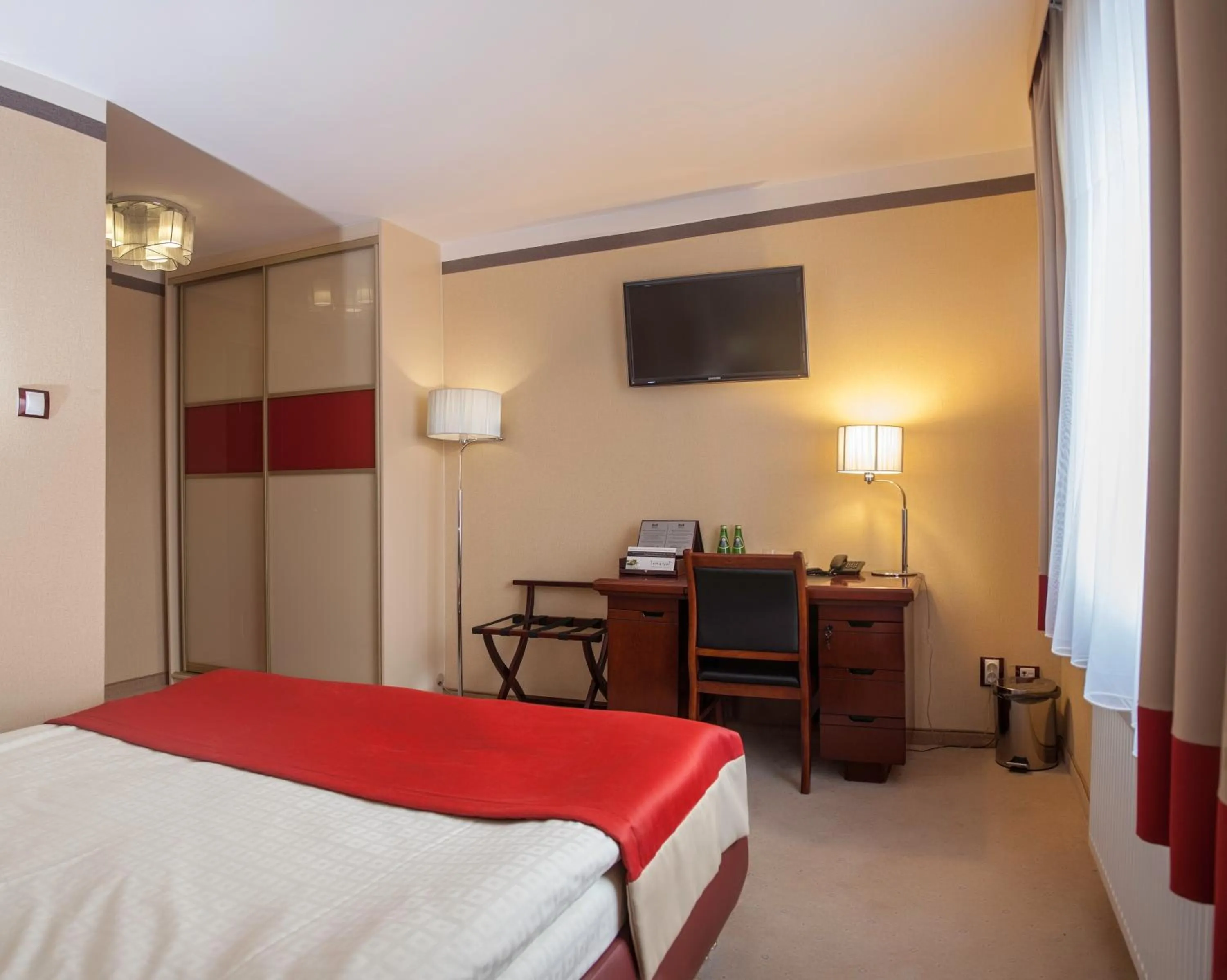 TV and multimedia, Bed in M Hotel Sosnowiec