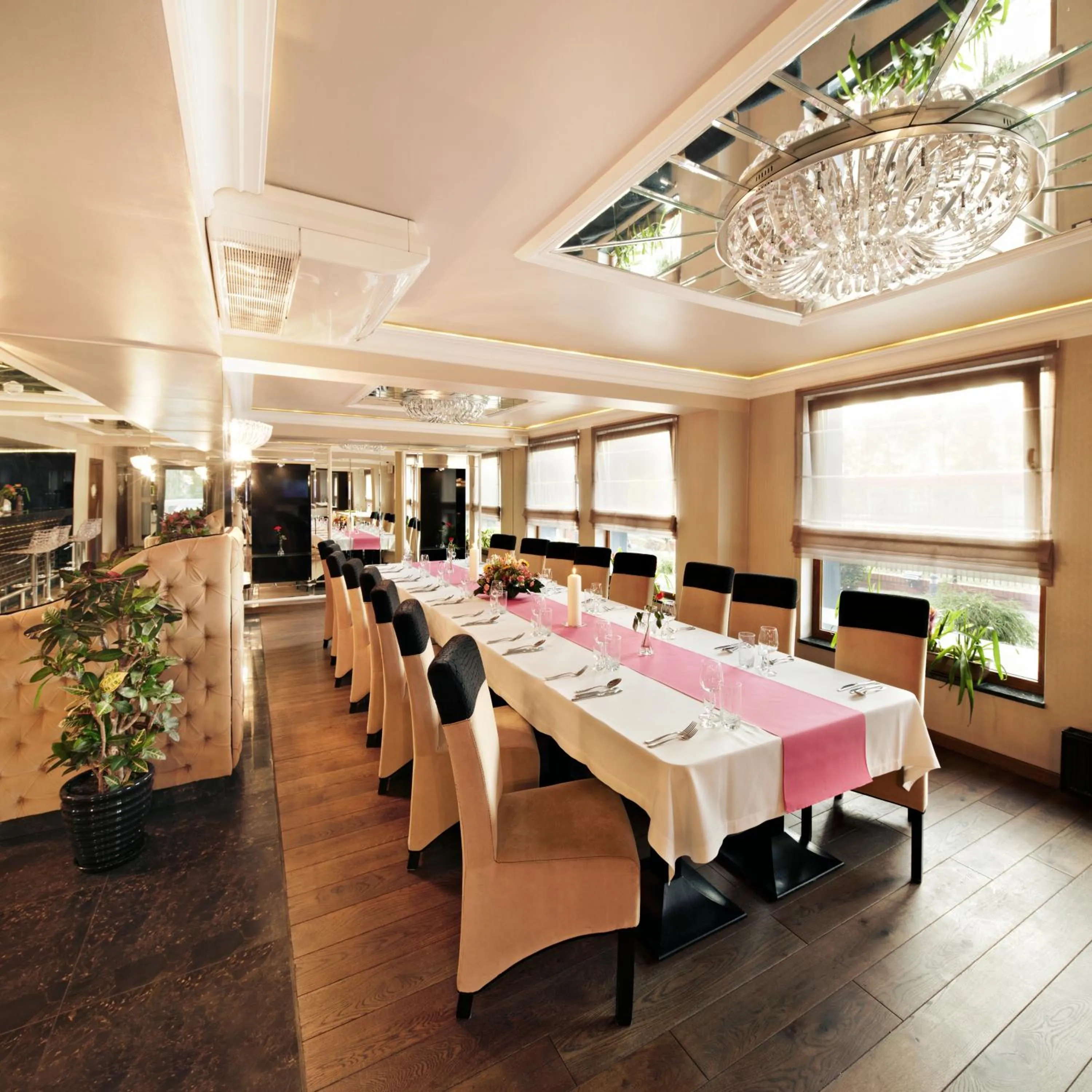 Restaurant/places to eat in M Hotel Sosnowiec