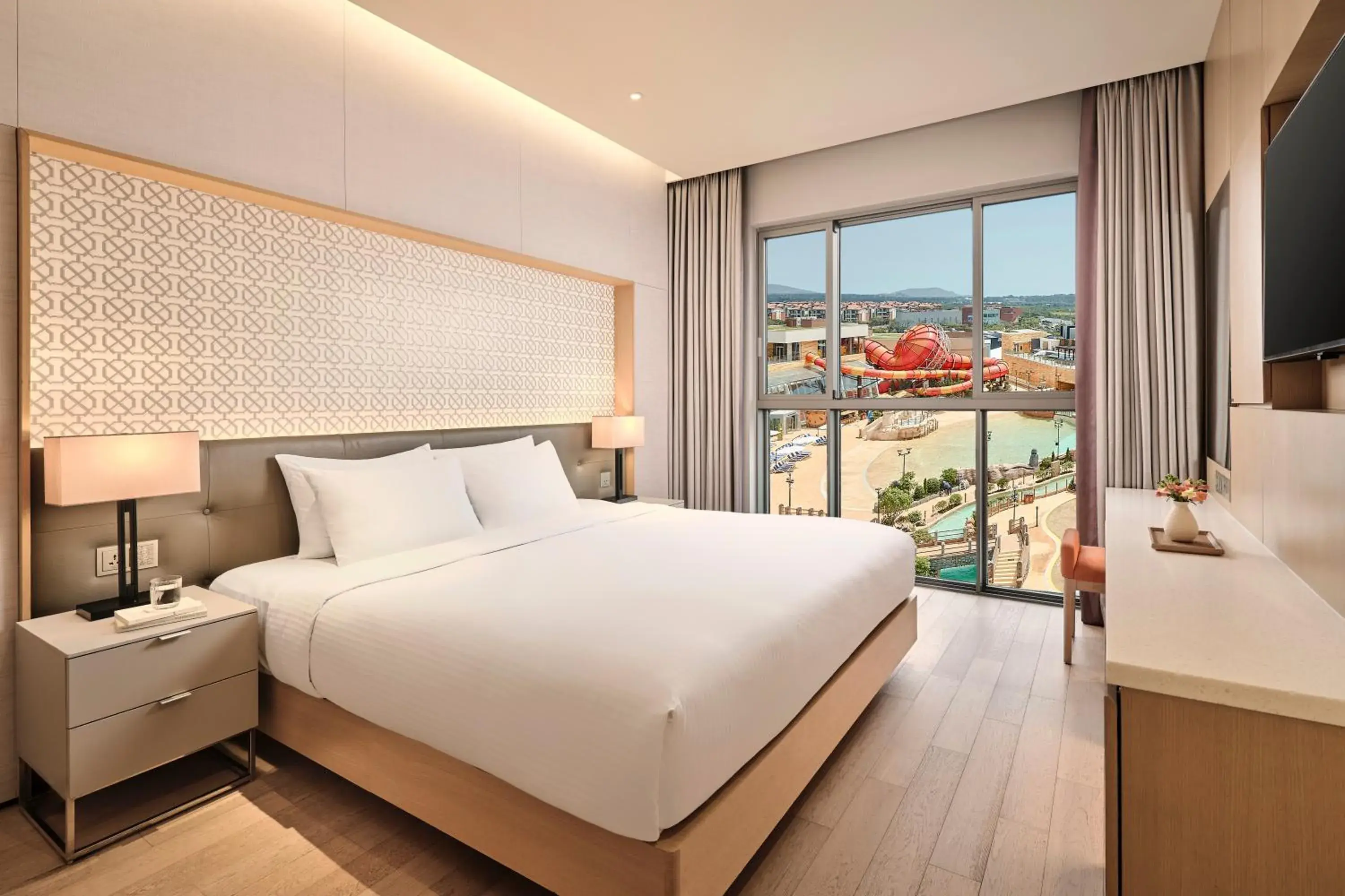 Superior King Room with Water Park View in Shinhwa Jeju Shinhwa World Hotels Superior King Room with Water Park View in Shinhwa Jeju Shinhwa World Hotels