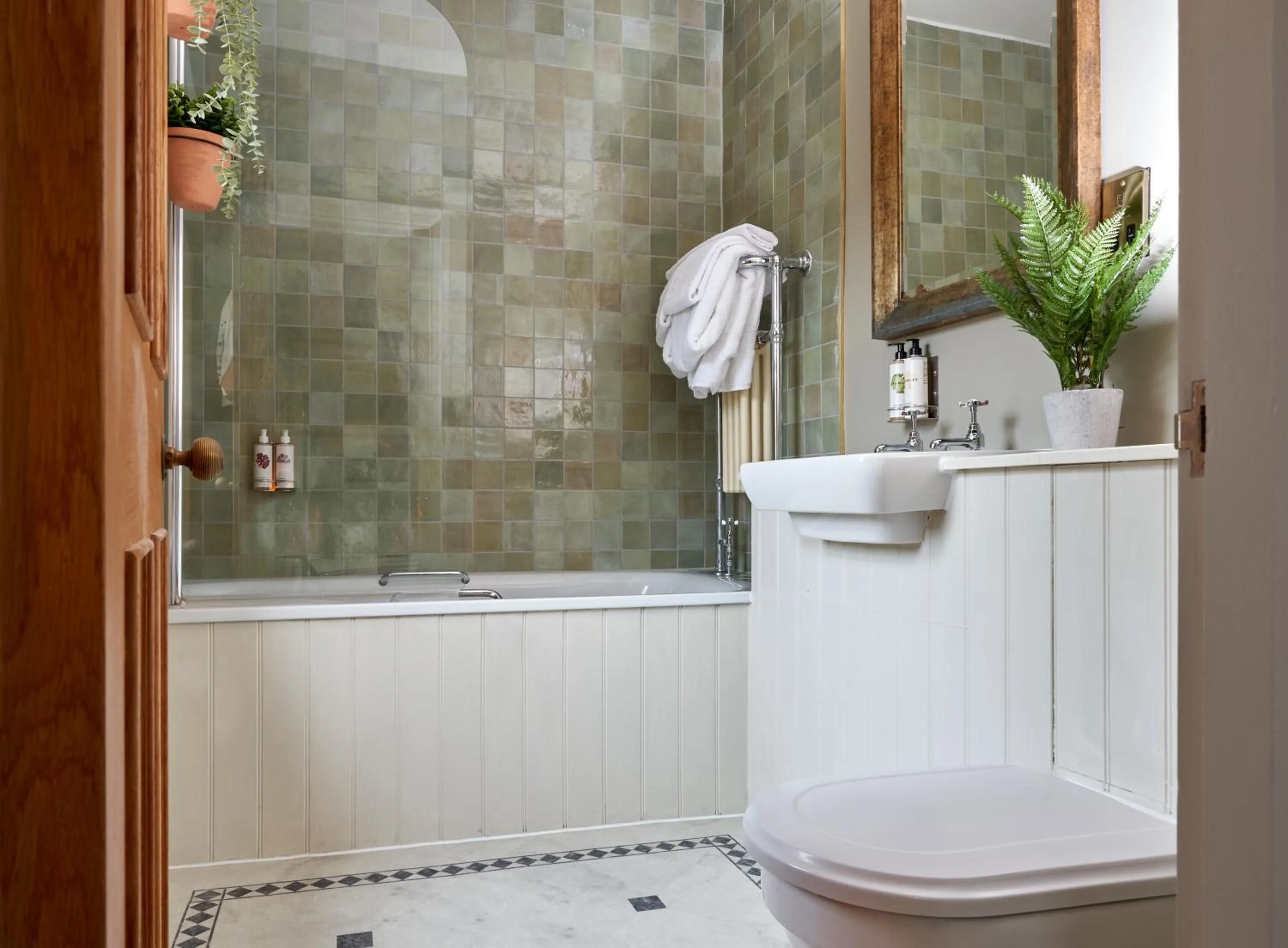 Shower in King John Inn