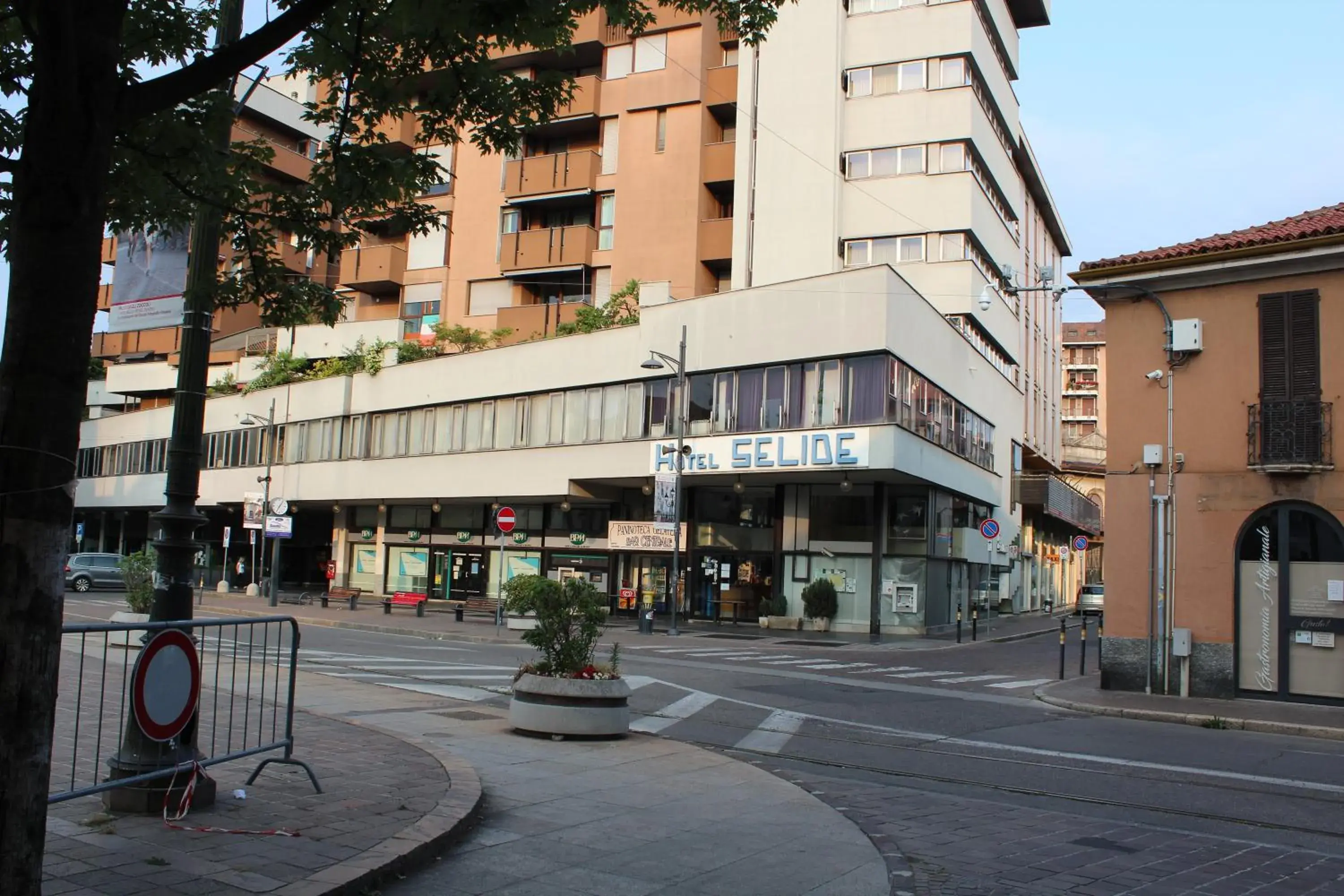 Property building in Hotel Selide Property building in Hotel Selide