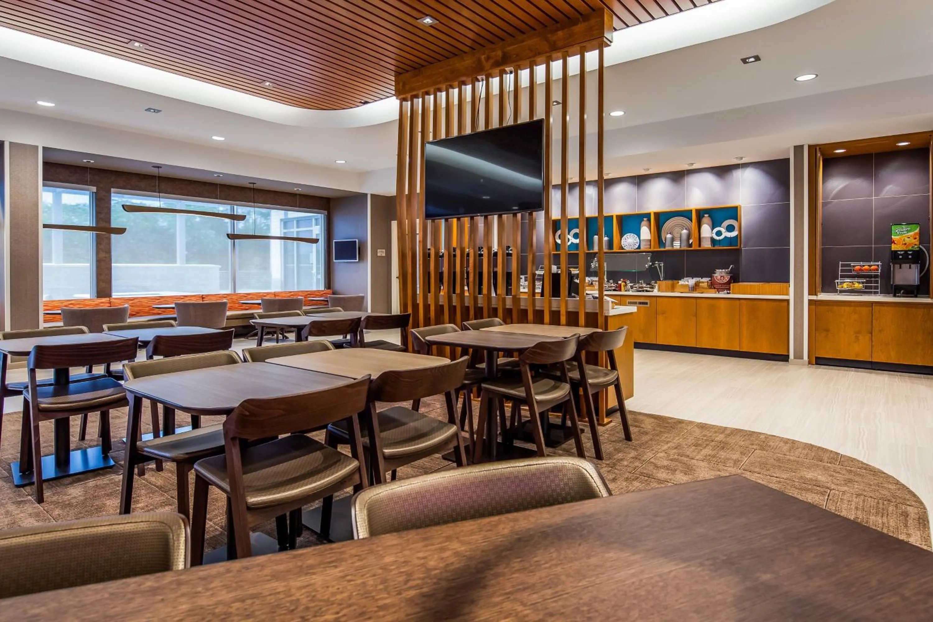 Restaurant/places to eat in SpringHill Suites by Marriott Chambersburg