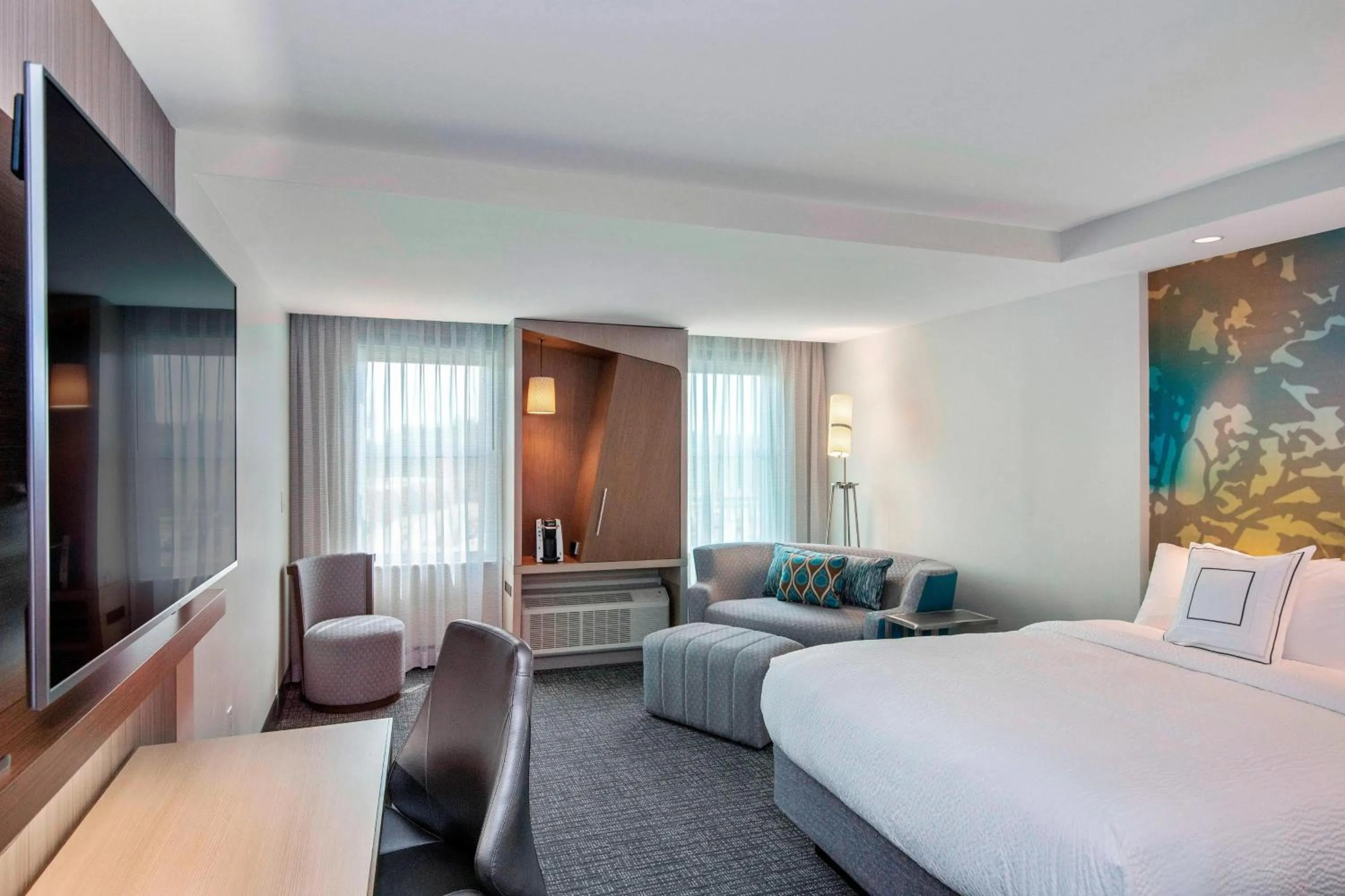 Photo of the whole room, Bed in Courtyard by Marriott Raleigh Cary/Parkside Town Commons