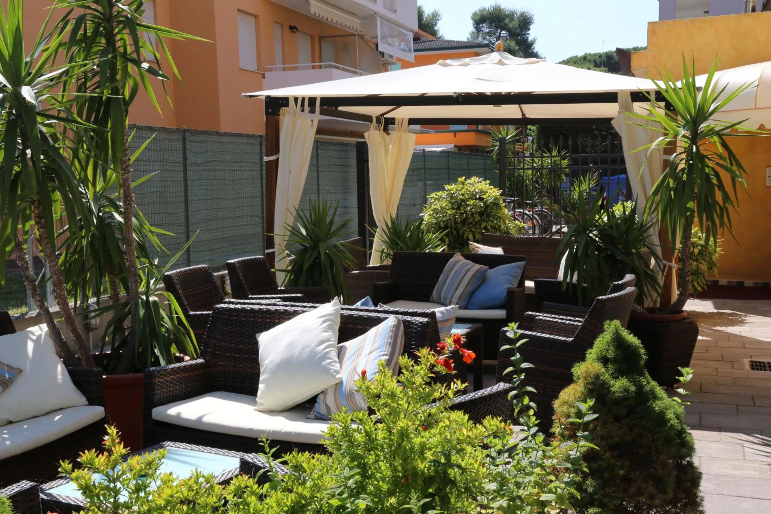 Communal lounge/ TV room in Hotel Berna