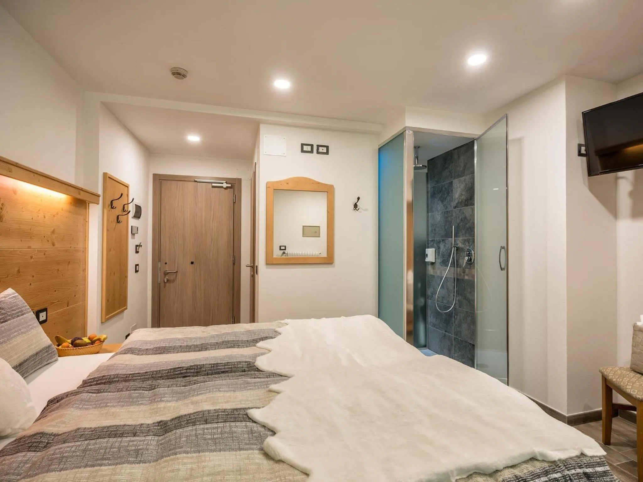Shower, Bed in Albergo Panorama