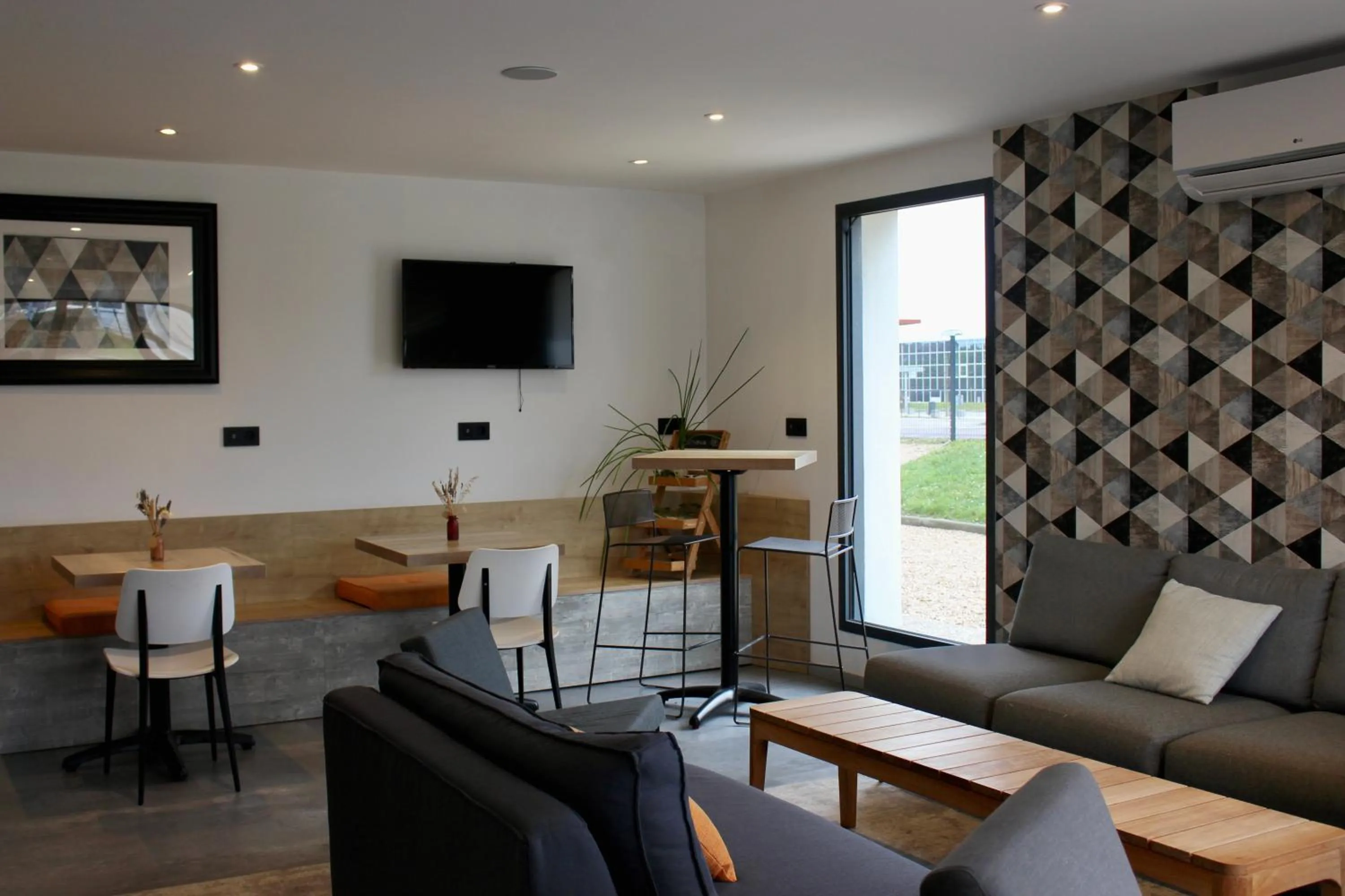 Communal lounge/ TV room in ibis Dijon Sud
