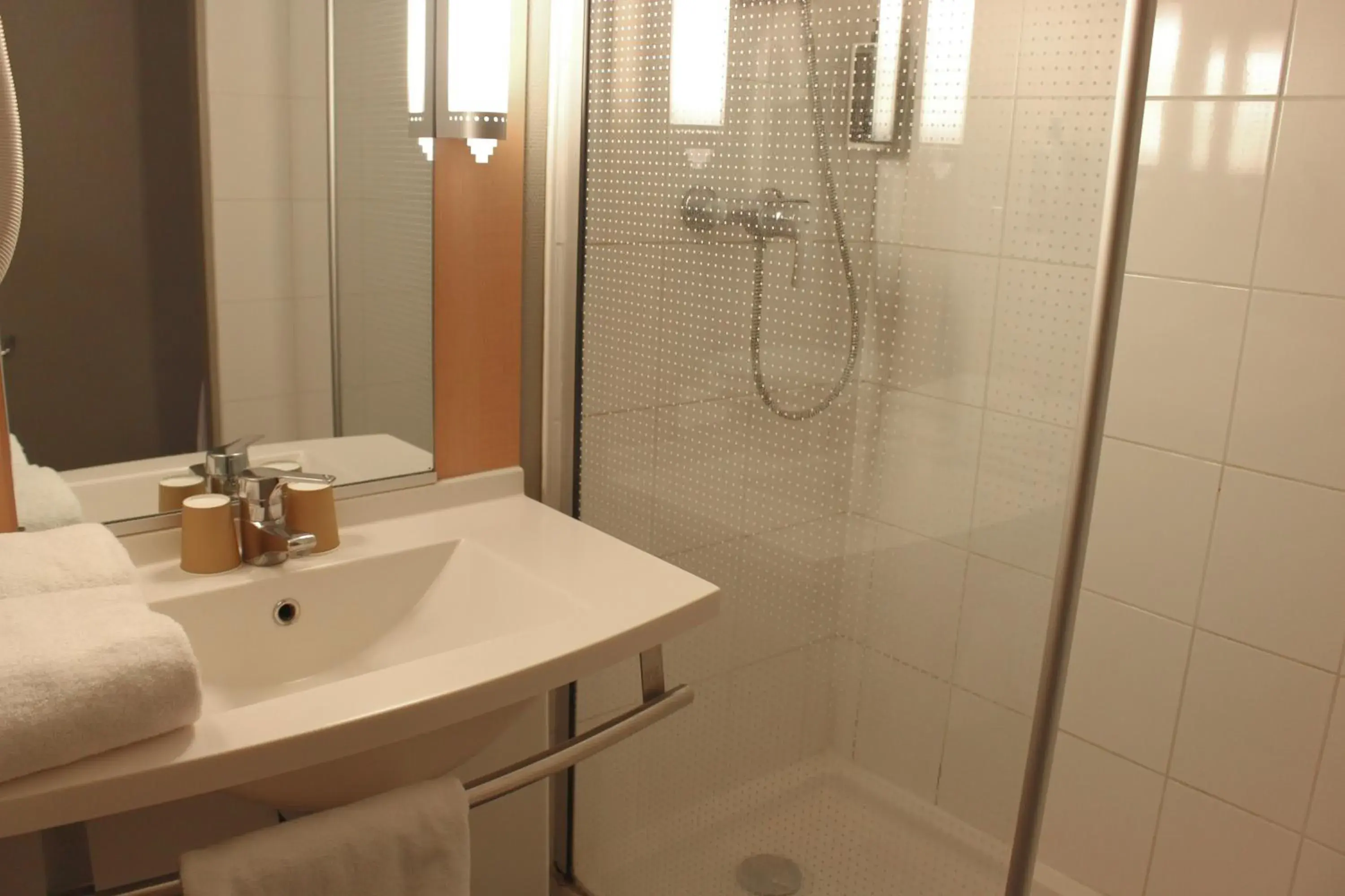 Bathroom in ibis Dijon Sud Bathroom in ibis Dijon Sud