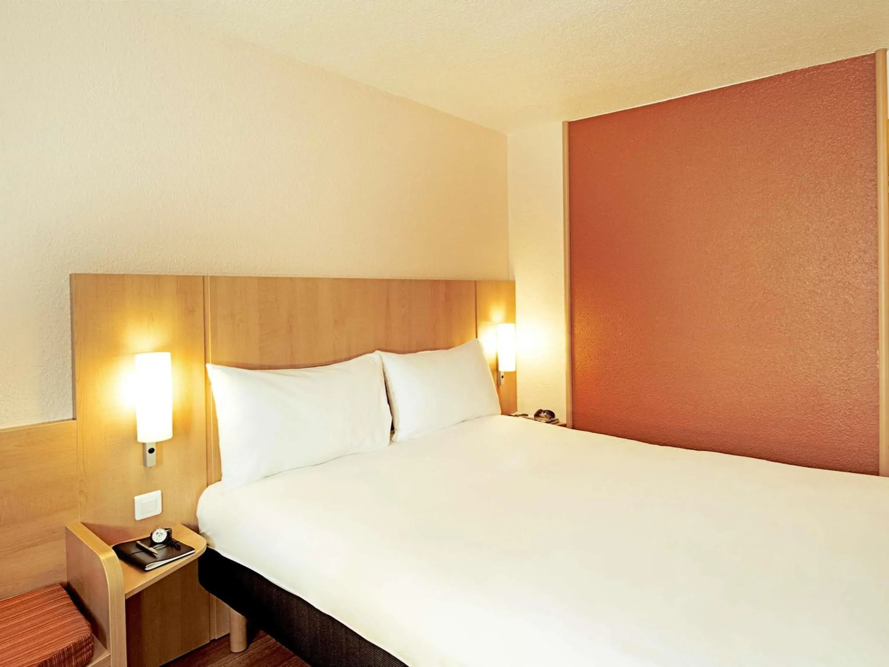 Bedroom, Bed in ibis Dijon Sud Bedroom, Bed in ibis Dijon Sud