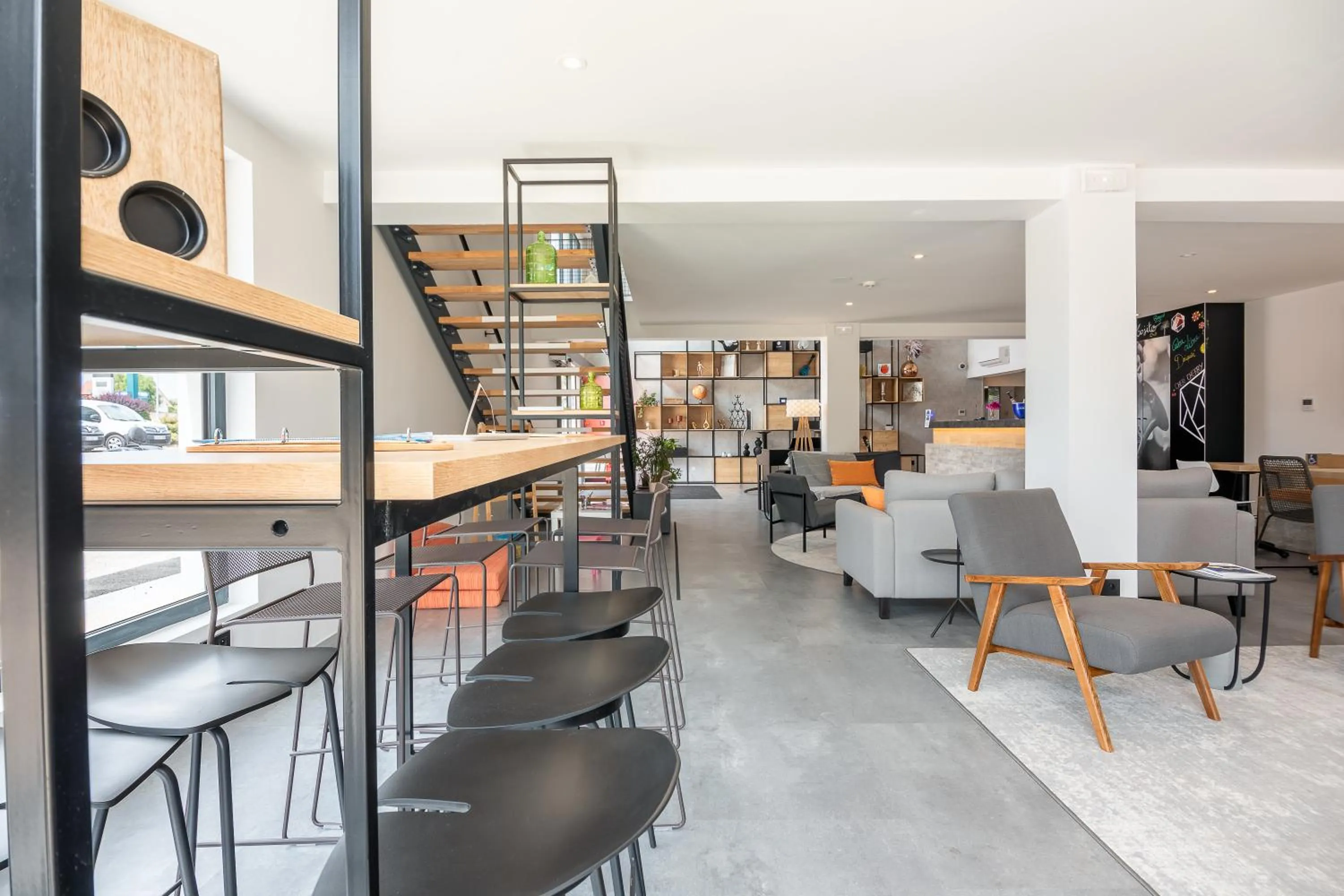 Seating area in ibis Dijon Sud