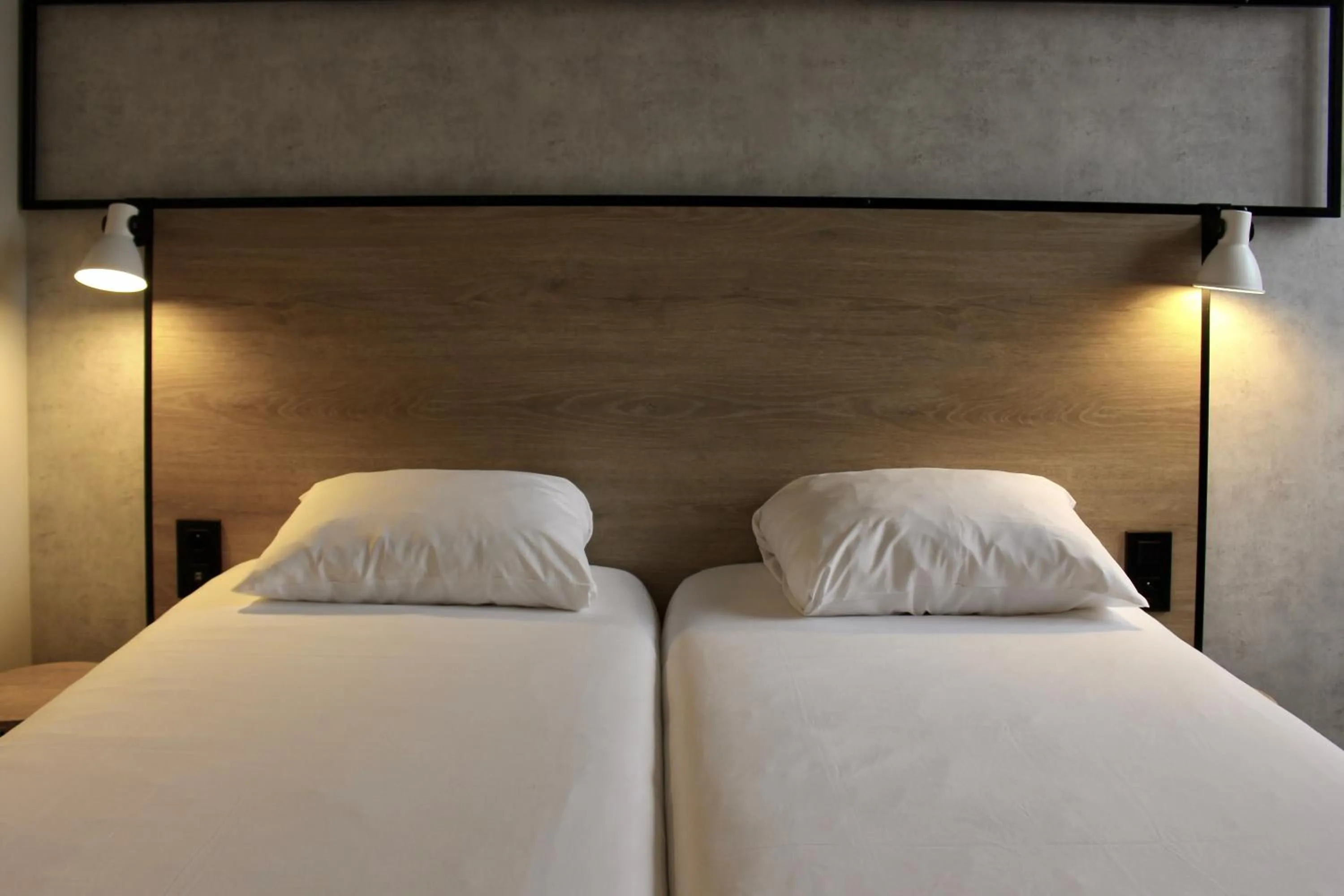 Bed in ibis Dijon Sud