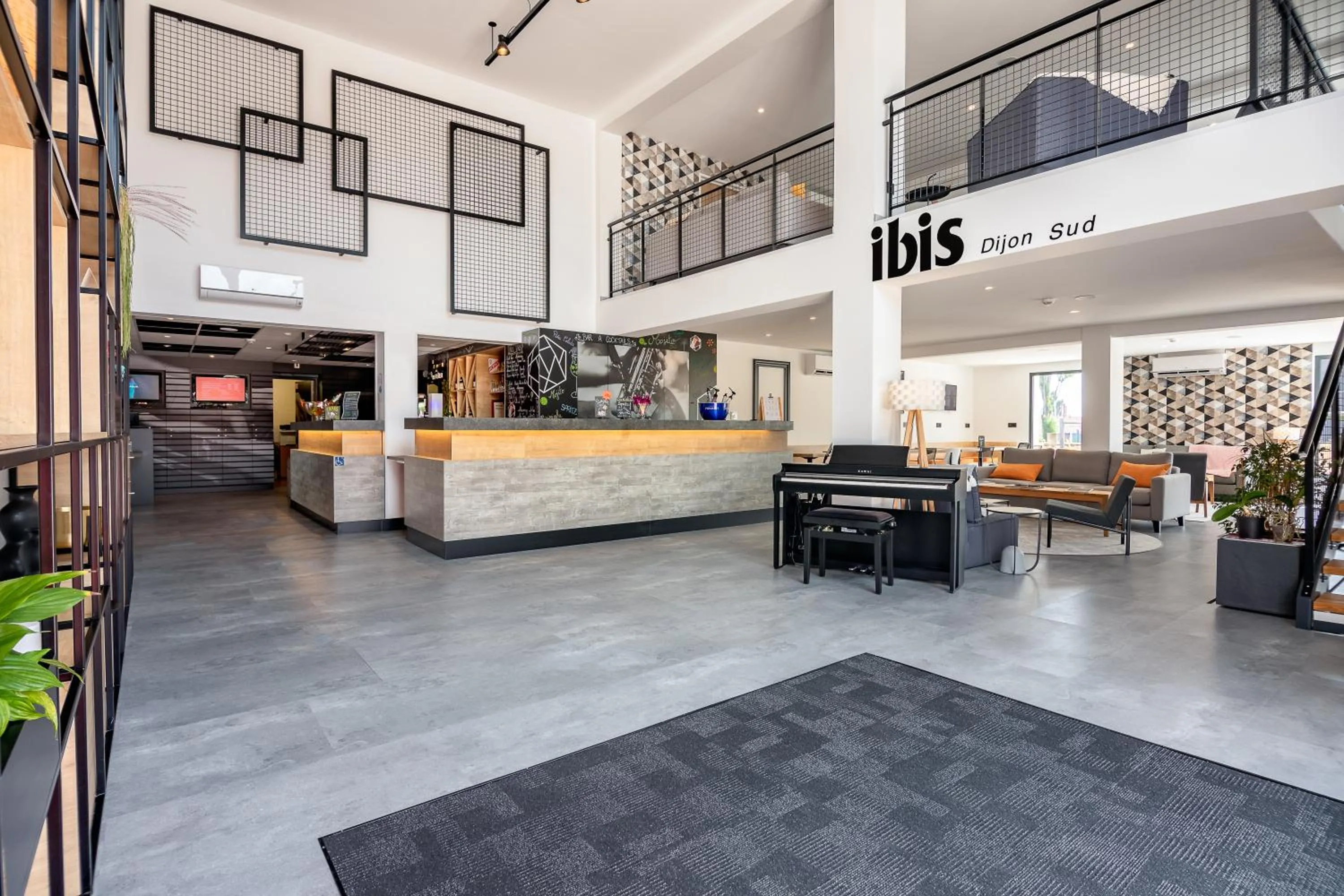 Lobby or reception in ibis Dijon Sud