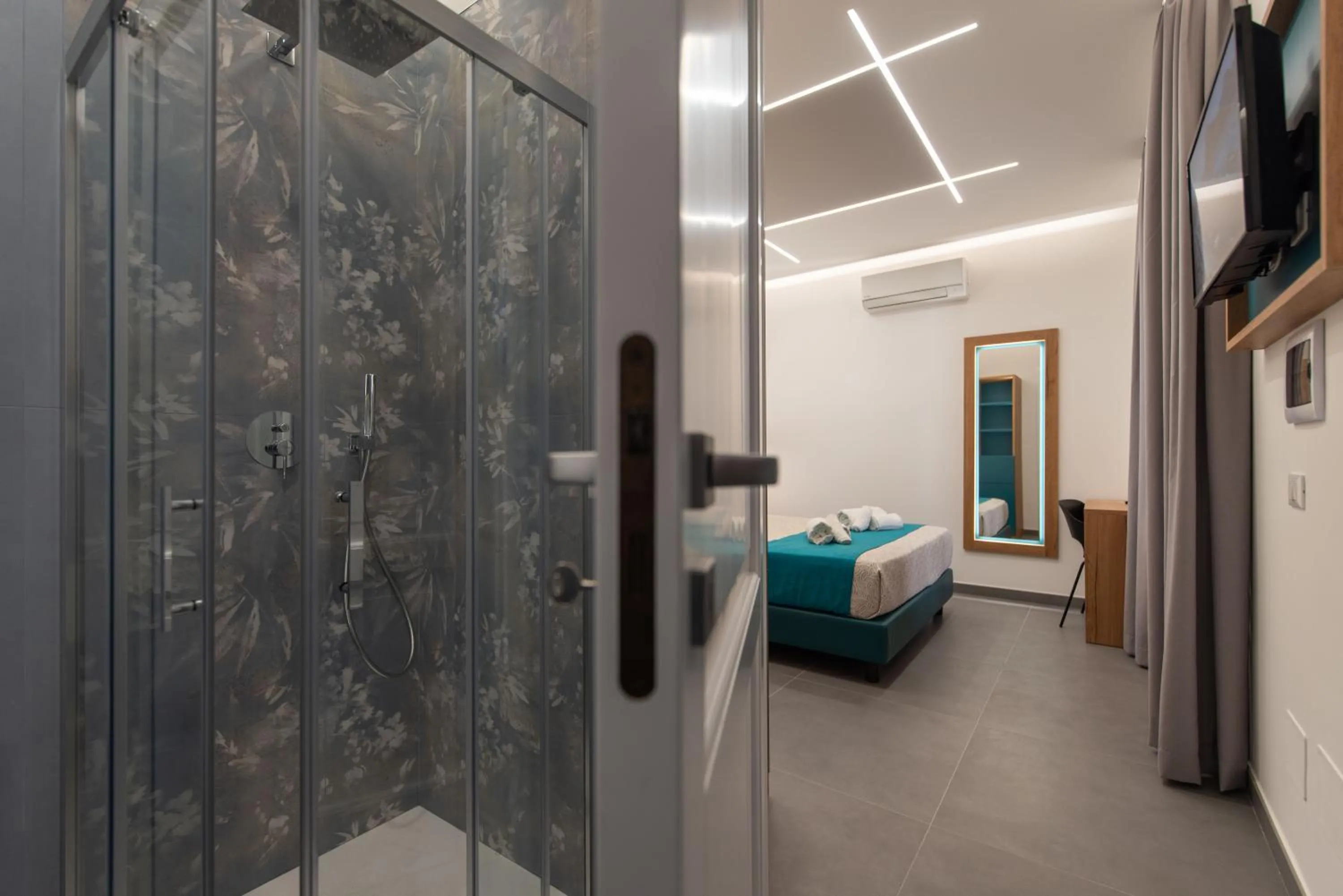 Shower, Bed in Affittacamere Aloe