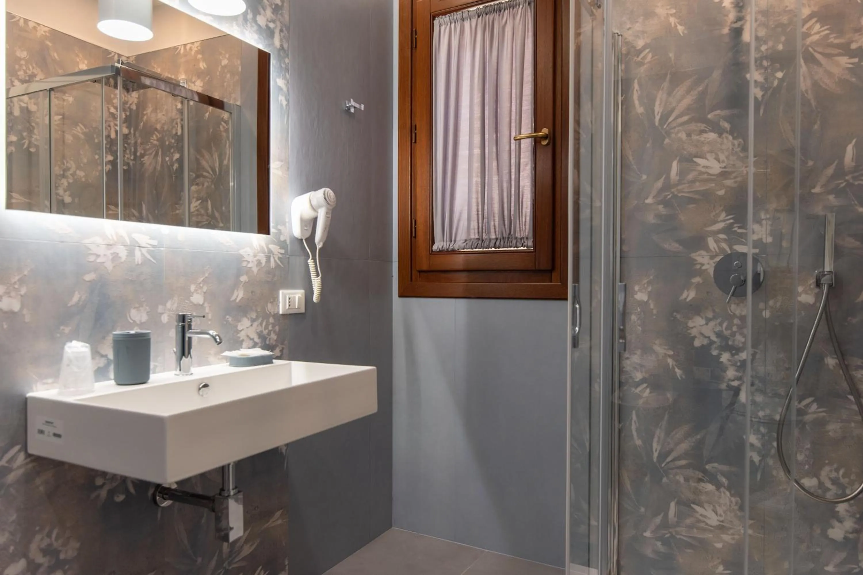 Shower in Affittacamere Aloe