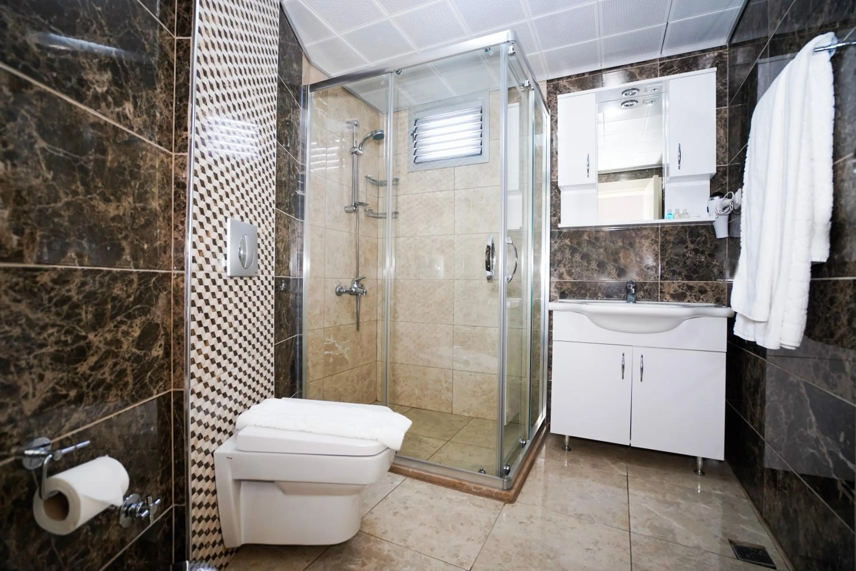 Shower in Seren Sari Hotel